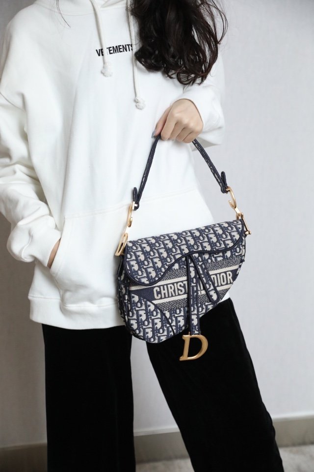 Spot goods! ️ DIO* Oblique Presbyopia Saddle Bag