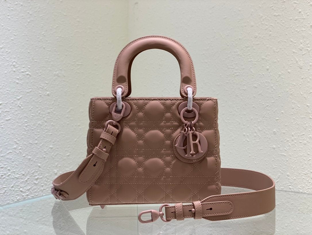 ❤️❤️Lady Dior My 4⃣️Grid Frosted Badge is a profound insight into elegance and beauty.