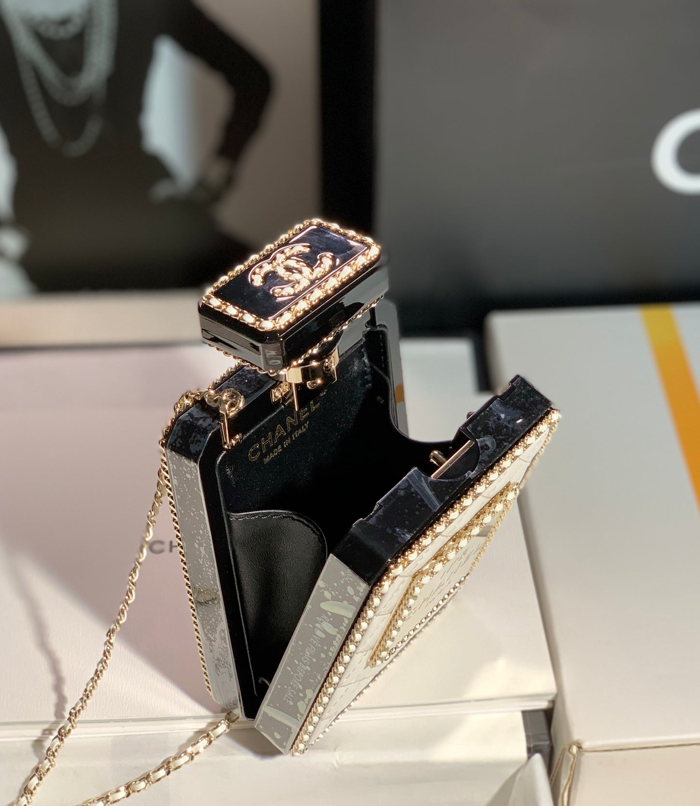 Shipment ✨2022 spring and summer limited edition collection series perfume bottle bag I believe that chane fans can't resist the current size is too friendly, delicate girls must have one Size: 16*9*3.5*cm