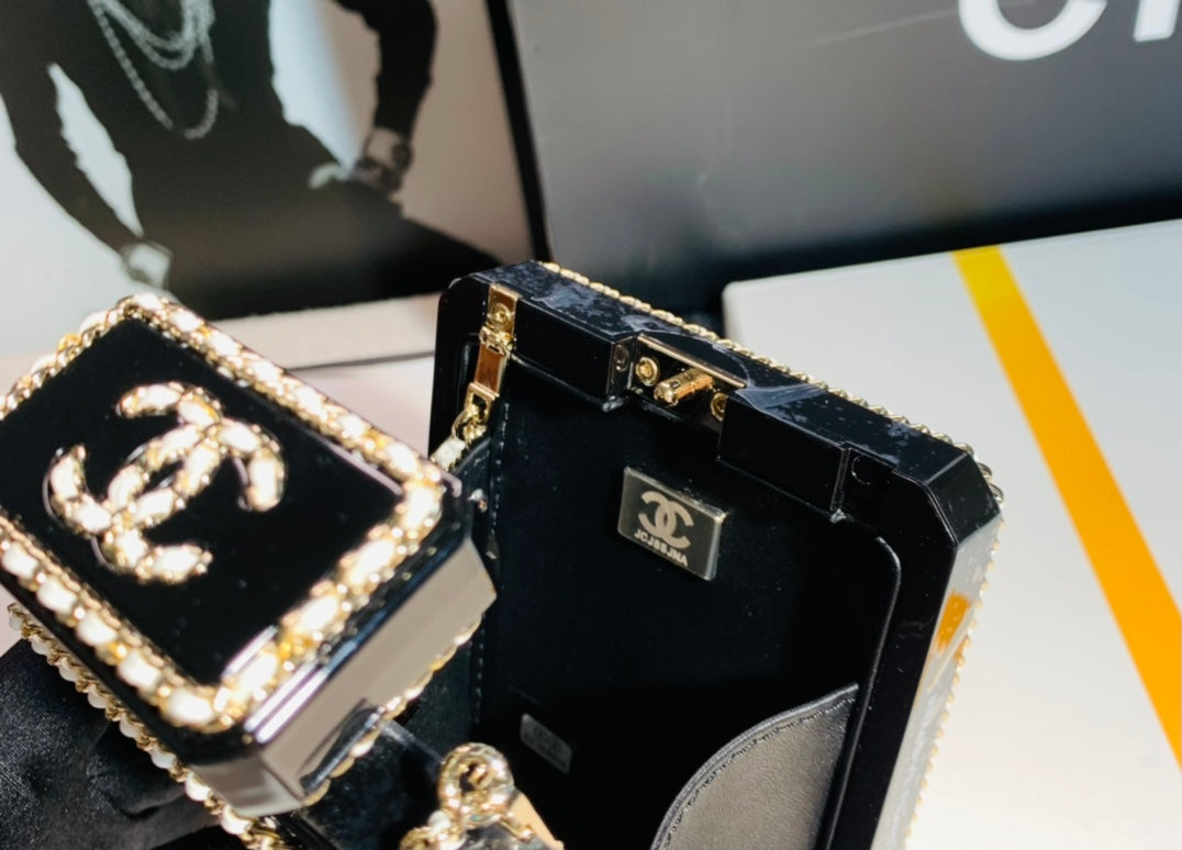 Shipment ✨2022 spring and summer limited edition collection series perfume bottle bag I believe that chane fans can't resist the current size is too friendly, delicate girls must have one Size: 16*9*3.5*cm