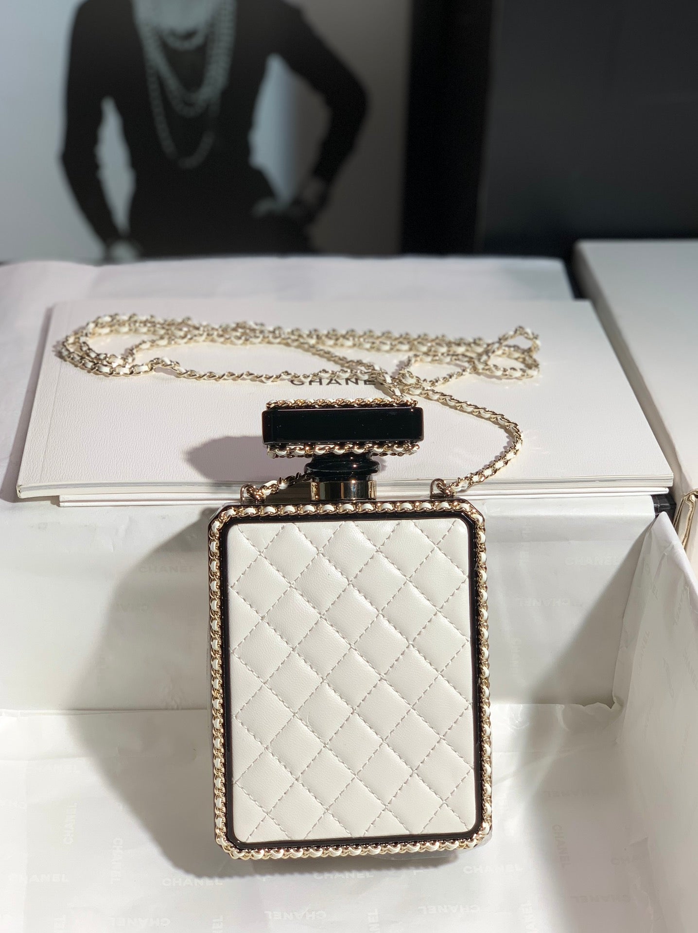 Shipment ✨2022 spring and summer limited edition collection series perfume bottle bag I believe that chane fans can't resist the current size is too friendly, delicate girls must have one Size: 16*9*3.5*cm