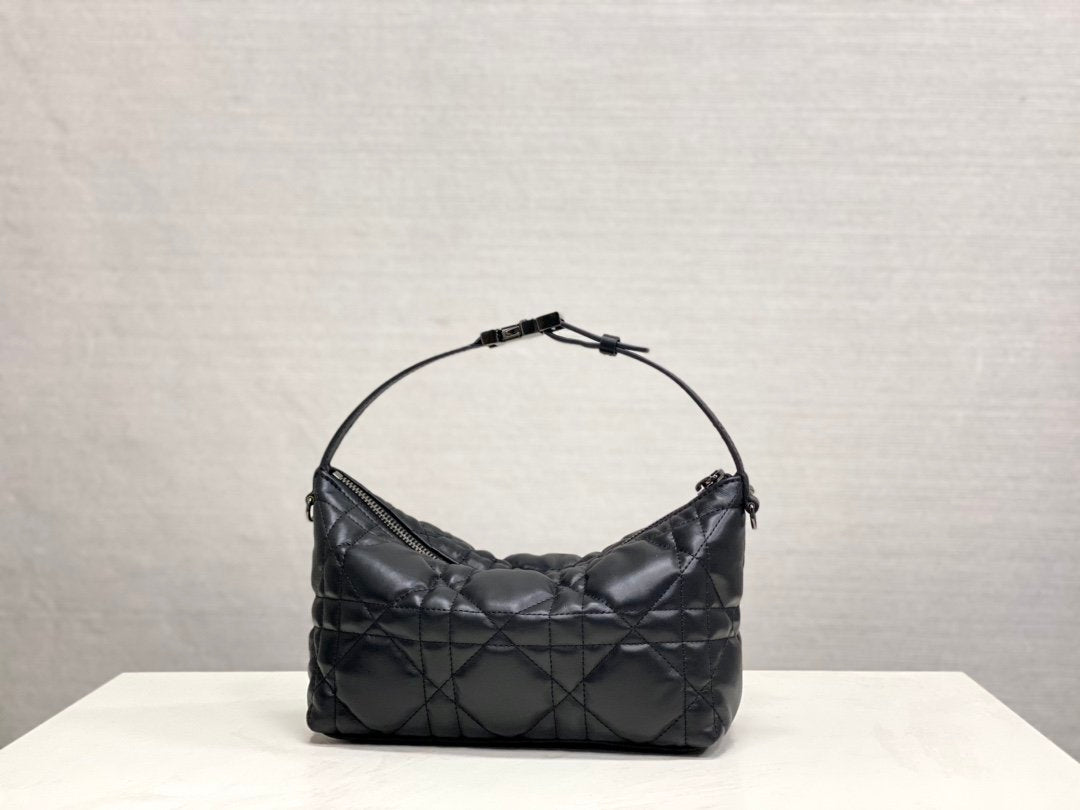 The face value is too grassy🌱 Totally fascinated again 〰️ Dior's bag is simply not too fairy •ᴥ• 3103