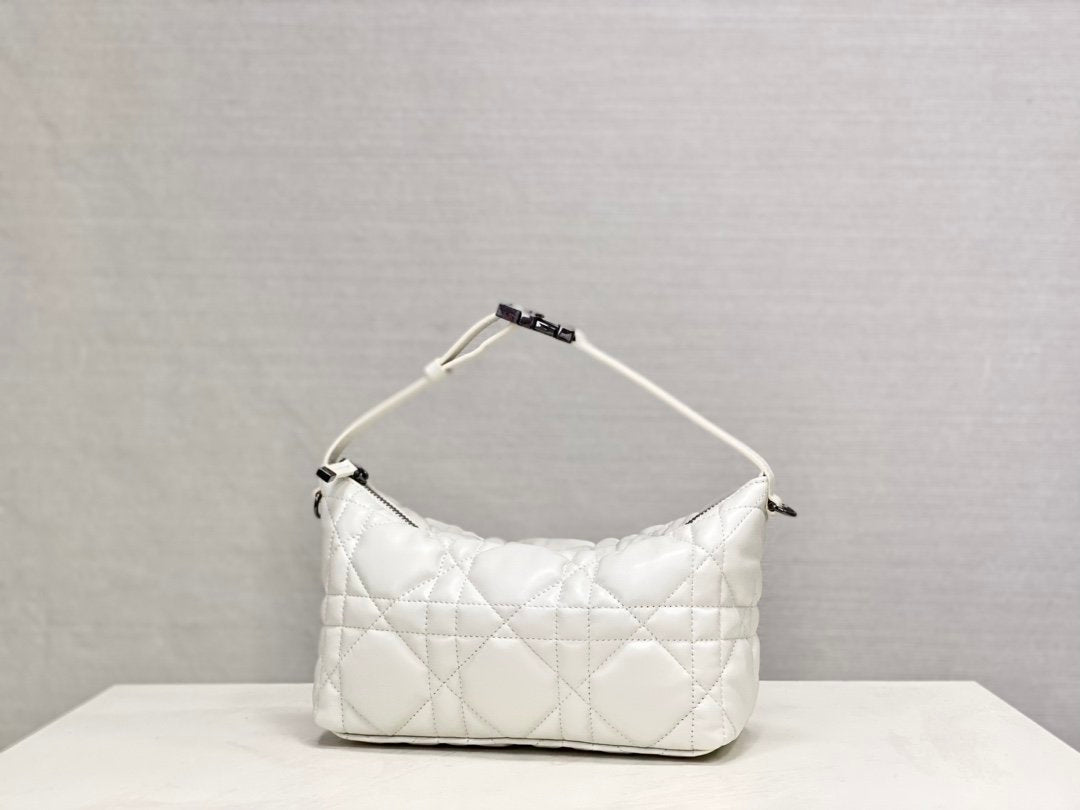 The face value is too grassy🌱 Totally fascinated again 〰️ Dior's bag is simply not too fairy •ᴥ• 3103