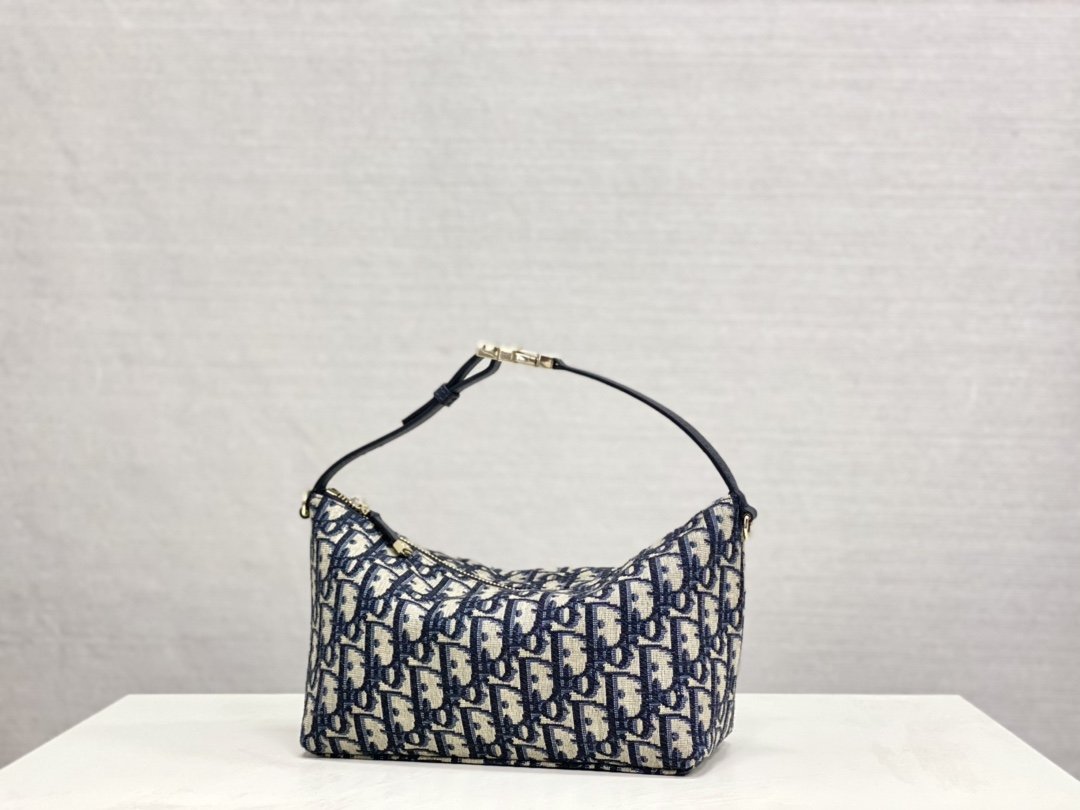 The face value is too grassy🌱 Totally fascinated again 〰️ Dior's bag is simply not too fairy •ᴥ• 3103