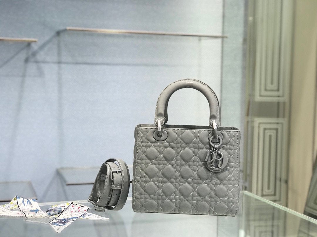 Lady Dior cannage pattern matte calfskin clamshell handbag,