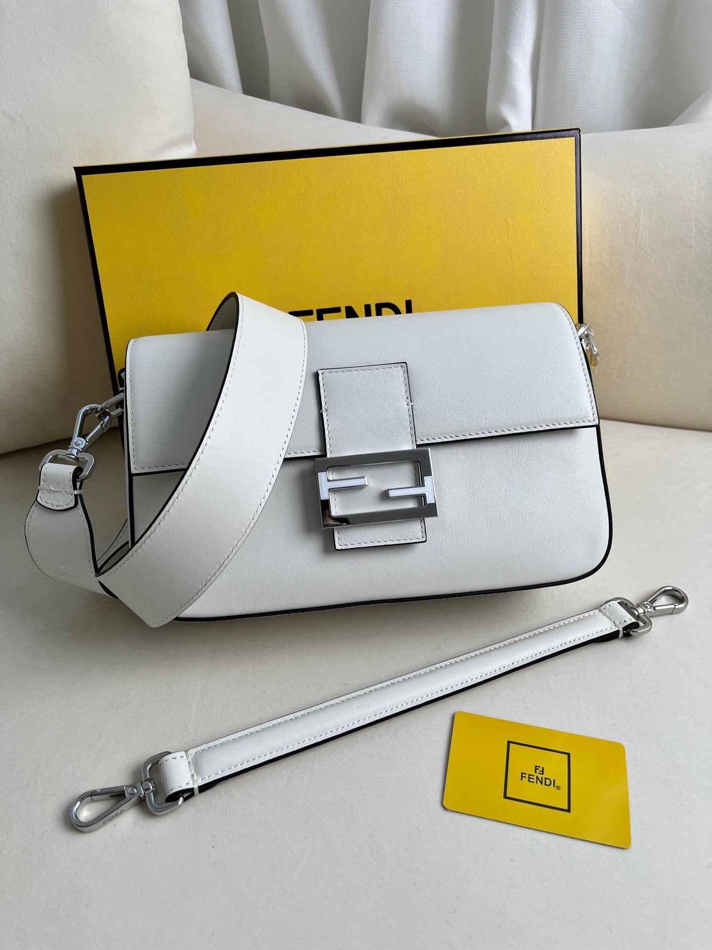Fendi X Tiffany&Co jointly launched the classic medium-sized Baguette bag made of classic Tiffany BlueTM smooth cowhide