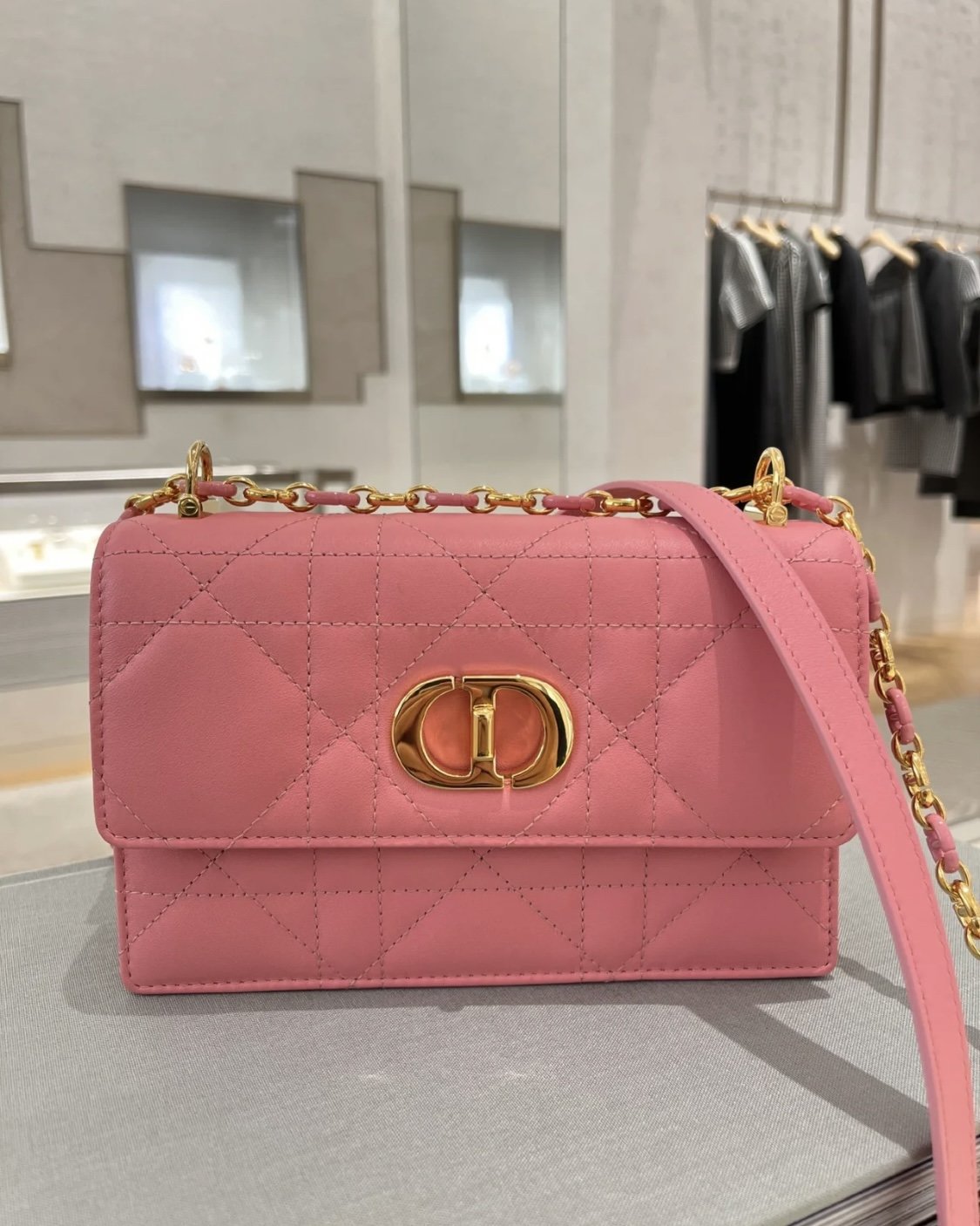 ๐๐๐ข๐ฅ ๐ ๐ถ๐๐ ๐ฐ๐ฎ๐ฟ๐ผ chain handbags
