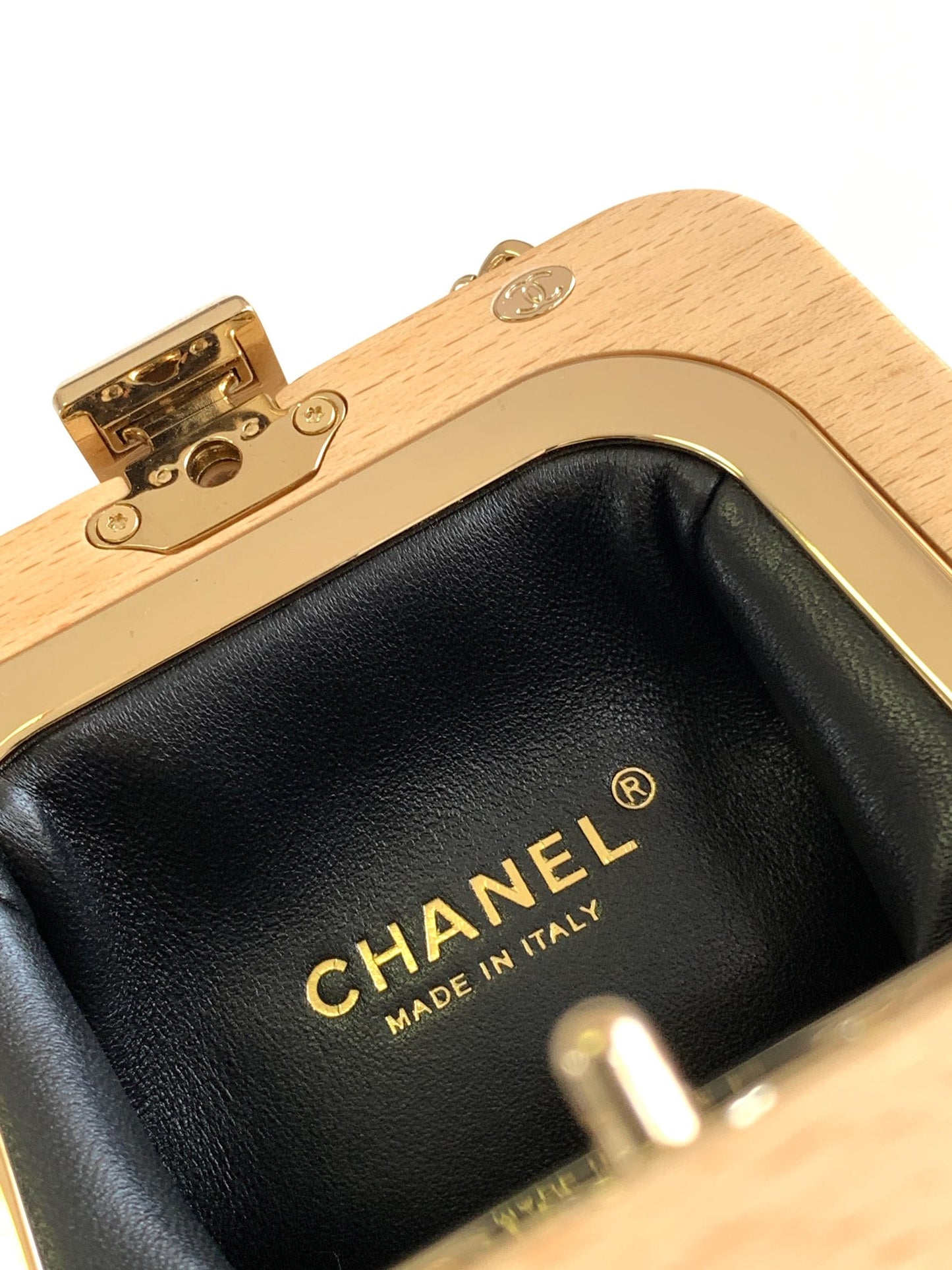 💎Good newsGood news💥💥💥Chanel 23 Spring/Summer | The little cutie goes out with a new bag on her back, and her steps are light up This king of wooden shelves is too much to hold back~