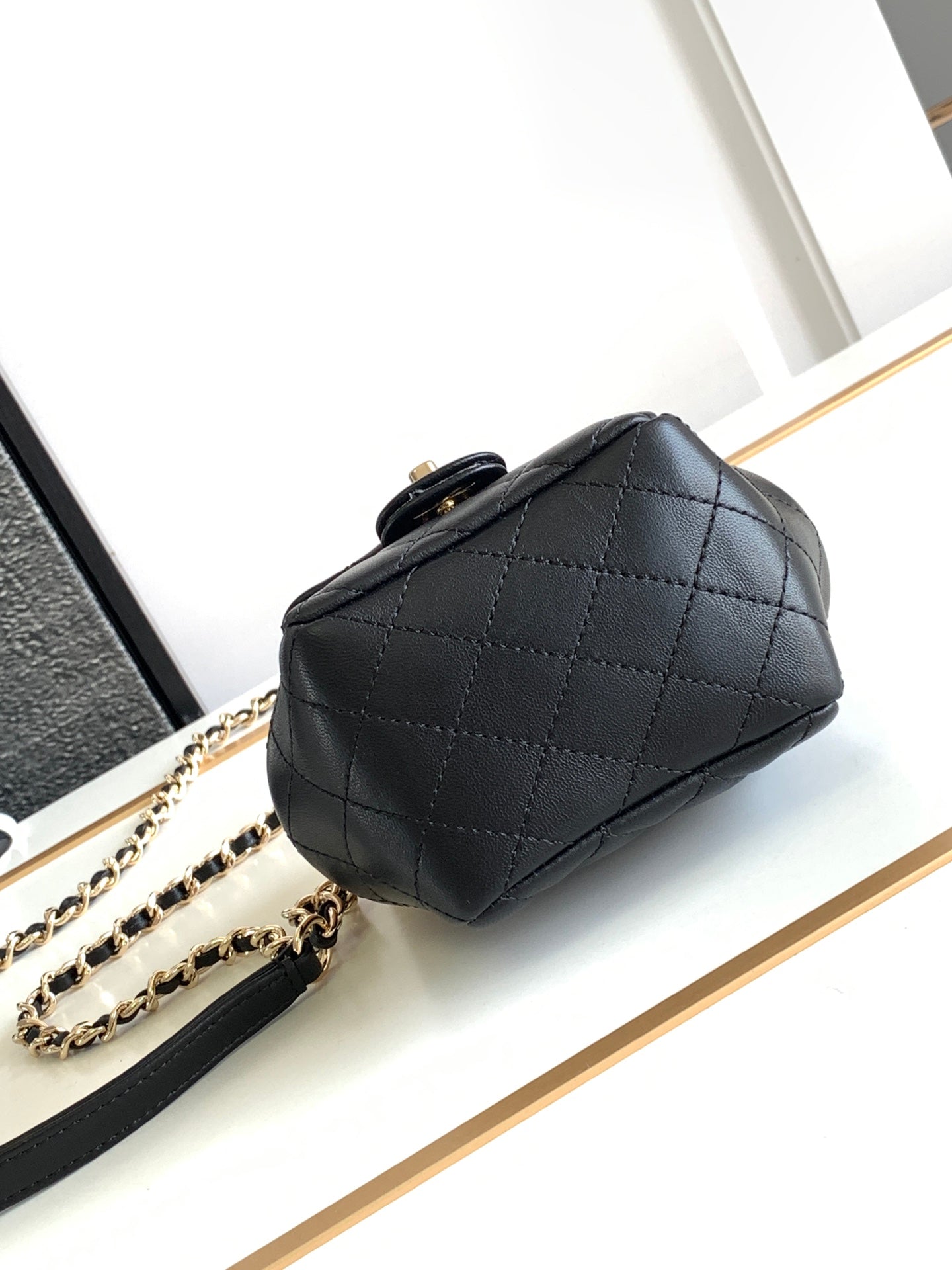 💎Good newsGood news💥💥💥Chanel 23 Spring/Summer | The little cutie goes out with a new bag on her back, and her steps are light up This king of wooden shelves is too much to hold back~