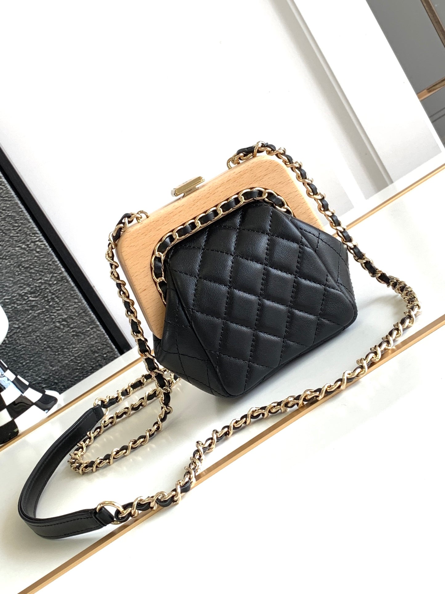 💎Good newsGood news💥💥💥Chanel 23 Spring/Summer | The little cutie goes out with a new bag on her back, and her steps are light up This king of wooden shelves is too much to hold back~
