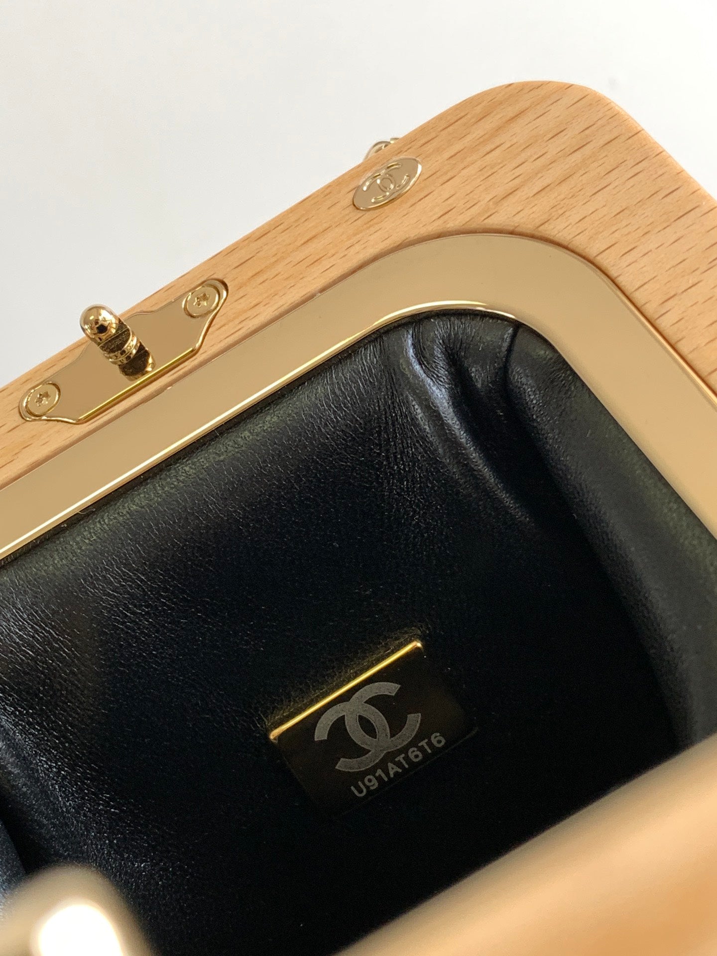 💎Good newsGood news💥💥💥Chanel 23 Spring/Summer | The little cutie goes out with a new bag on her back, and her steps are light up This king of wooden shelves is too much to hold back~