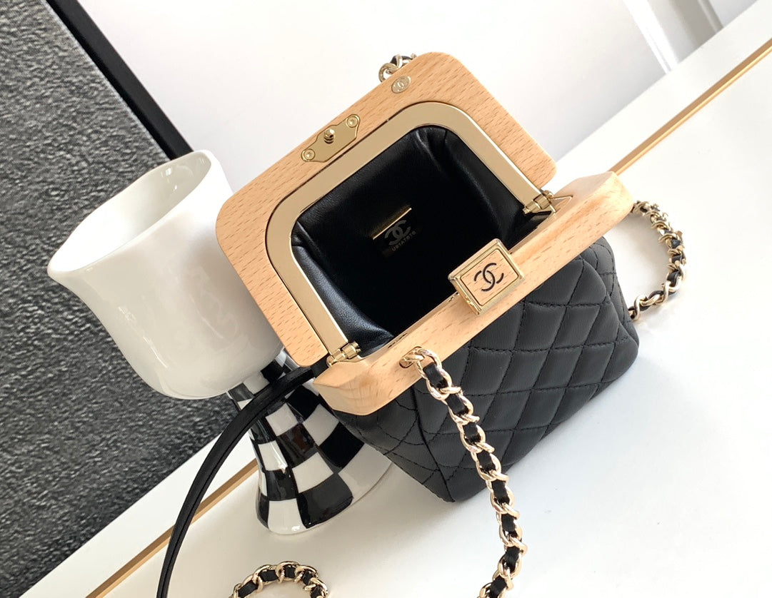 💎Good newsGood news💥💥💥Chanel 23 Spring/Summer | The little cutie goes out with a new bag on her back, and her steps are light up This king of wooden shelves is too much to hold back~
