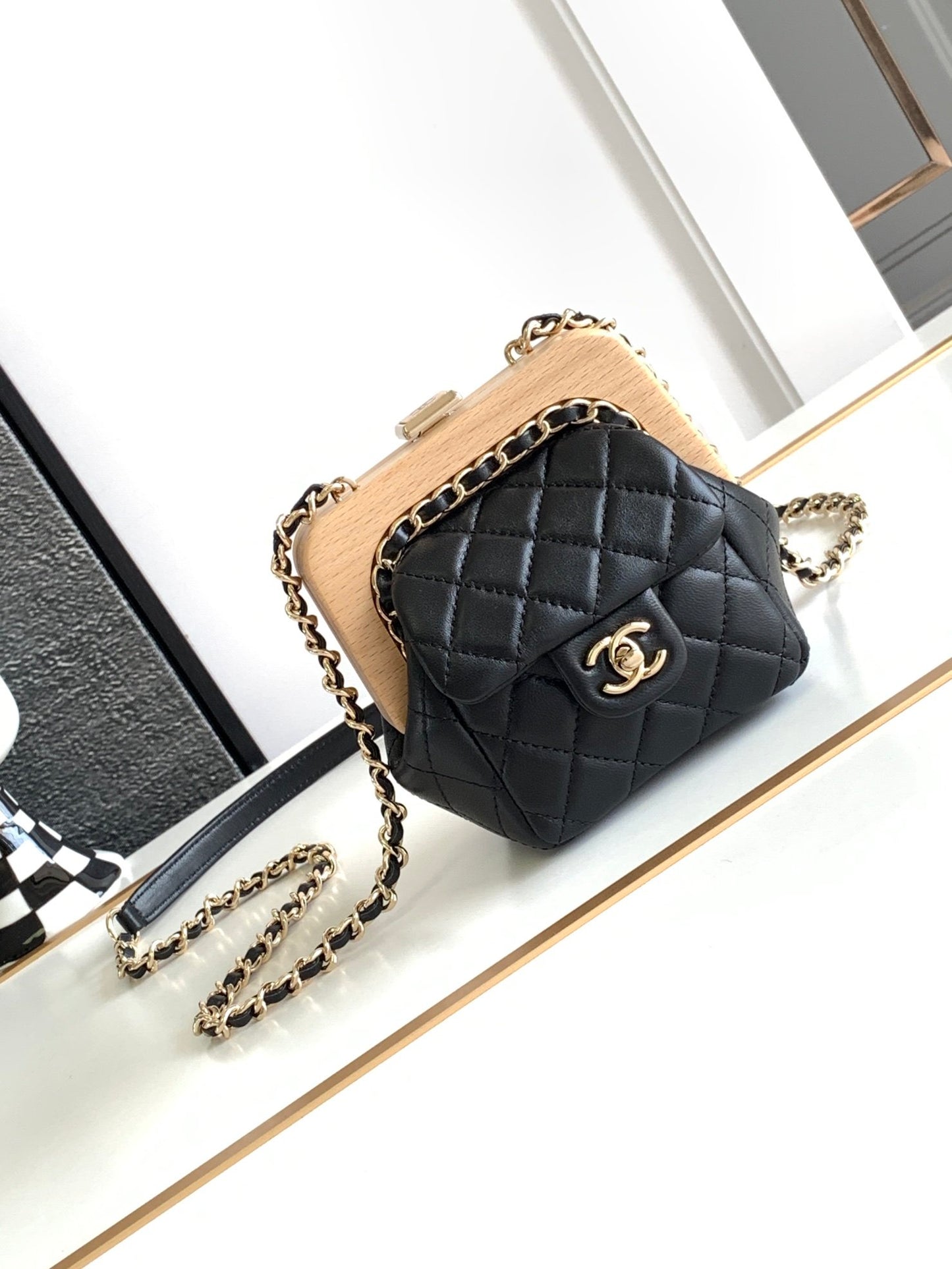 💎Good newsGood news💥💥💥Chanel 23 Spring/Summer | The little cutie goes out with a new bag on her back, and her steps are light up This king of wooden shelves is too much to hold back~