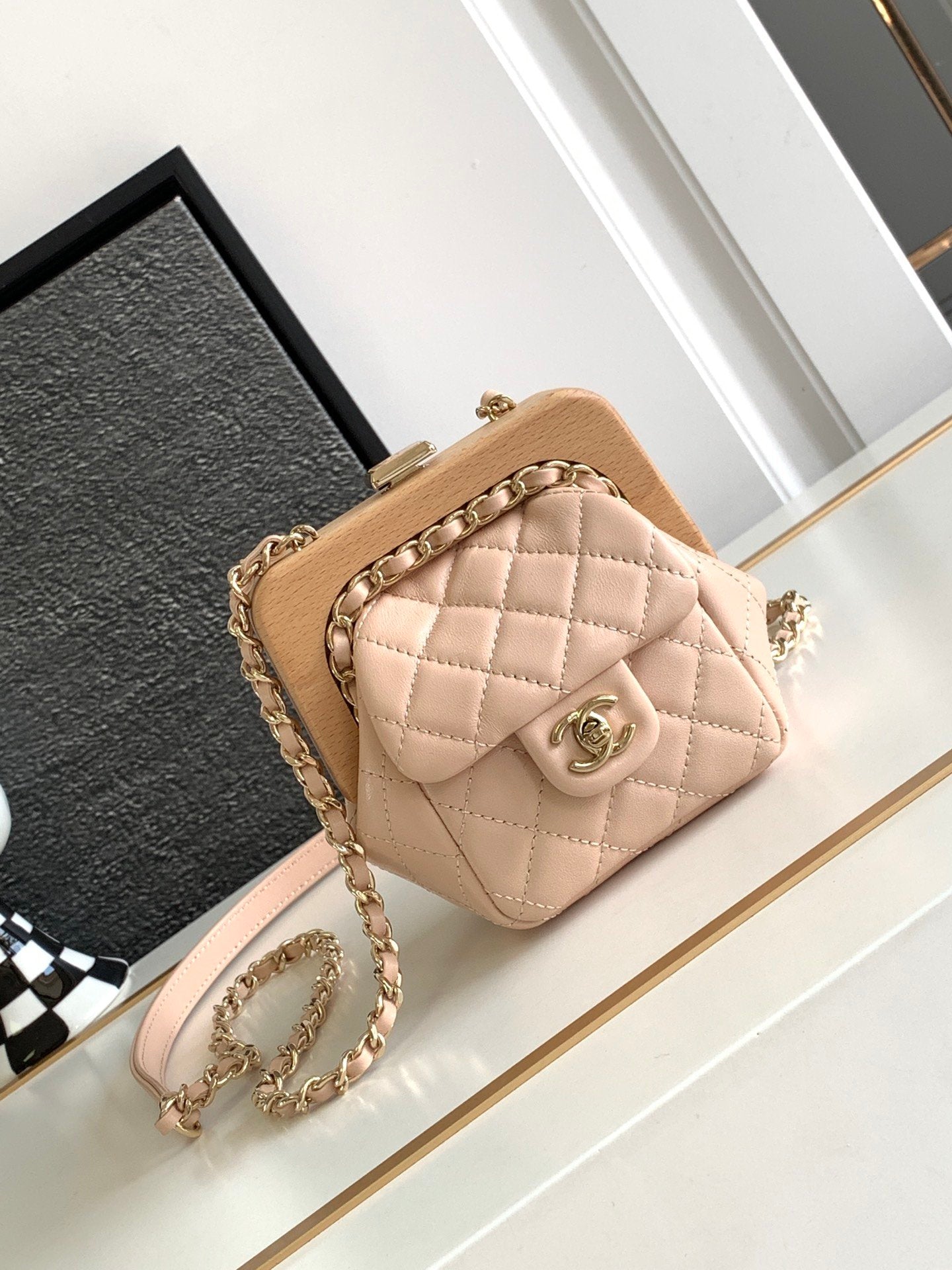 💎Good newsGood news💥💥💥Chanel 23 Spring/Summer | The little cutie goes out with a new bag on her back, and her steps are light up This king of wooden shelves is too much to hold back~