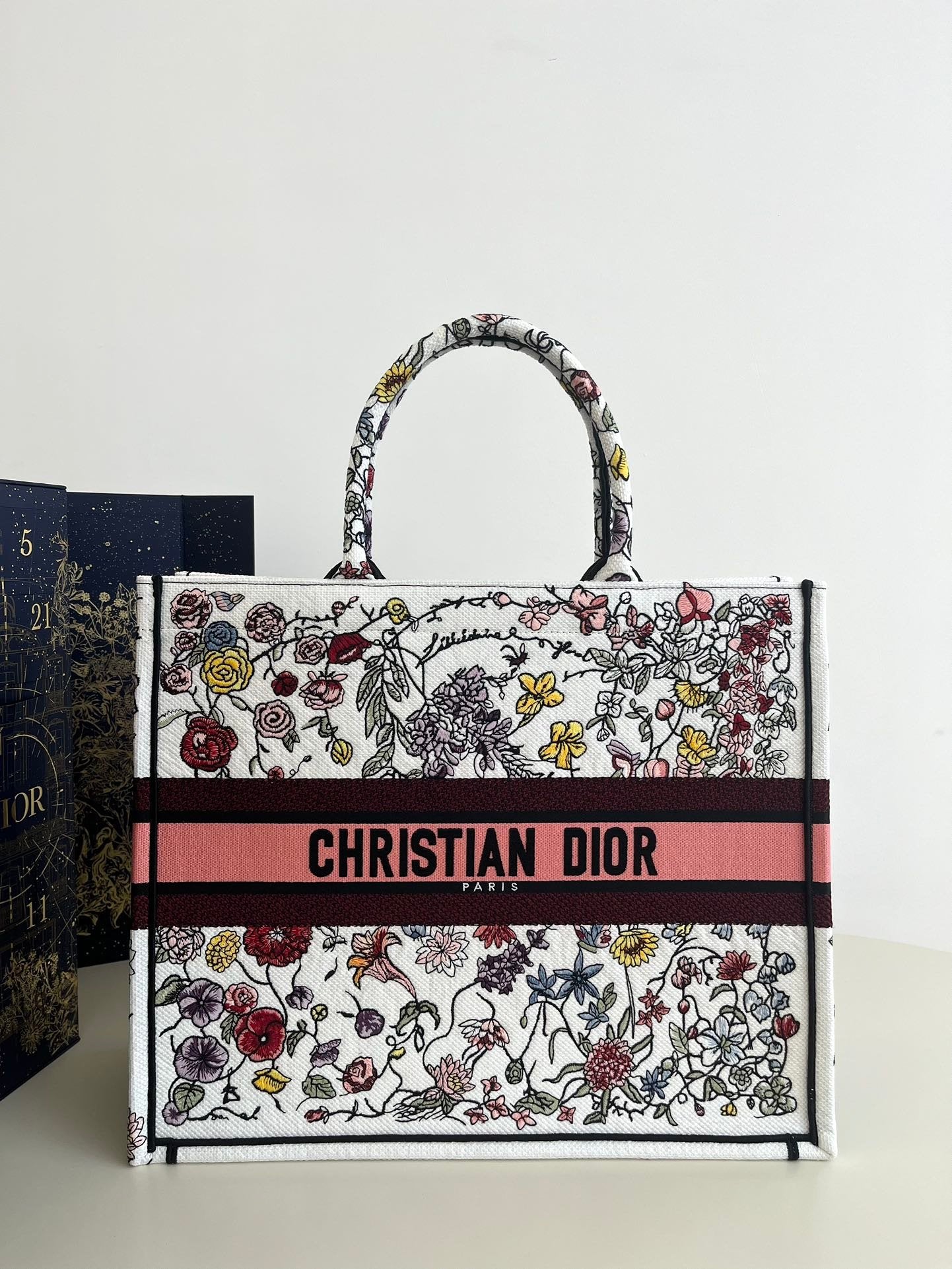 Tote's latest spring and summer style, advanced color matching 💁🏻, exquisite flower-shaped embroidery 🌺, full of poetry and exoticism, the combination of retro graphics and beautiful tones is simply exciting❤️