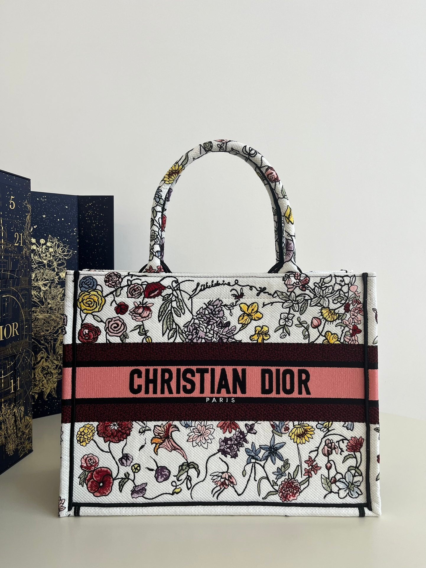 Tote's latest spring and summer style, advanced color matching 💁🏻, exquisite flower-shaped embroidery 🌺, full of poetry and exoticism, the combination of retro graphics and beautiful tones is simply exciting❤️