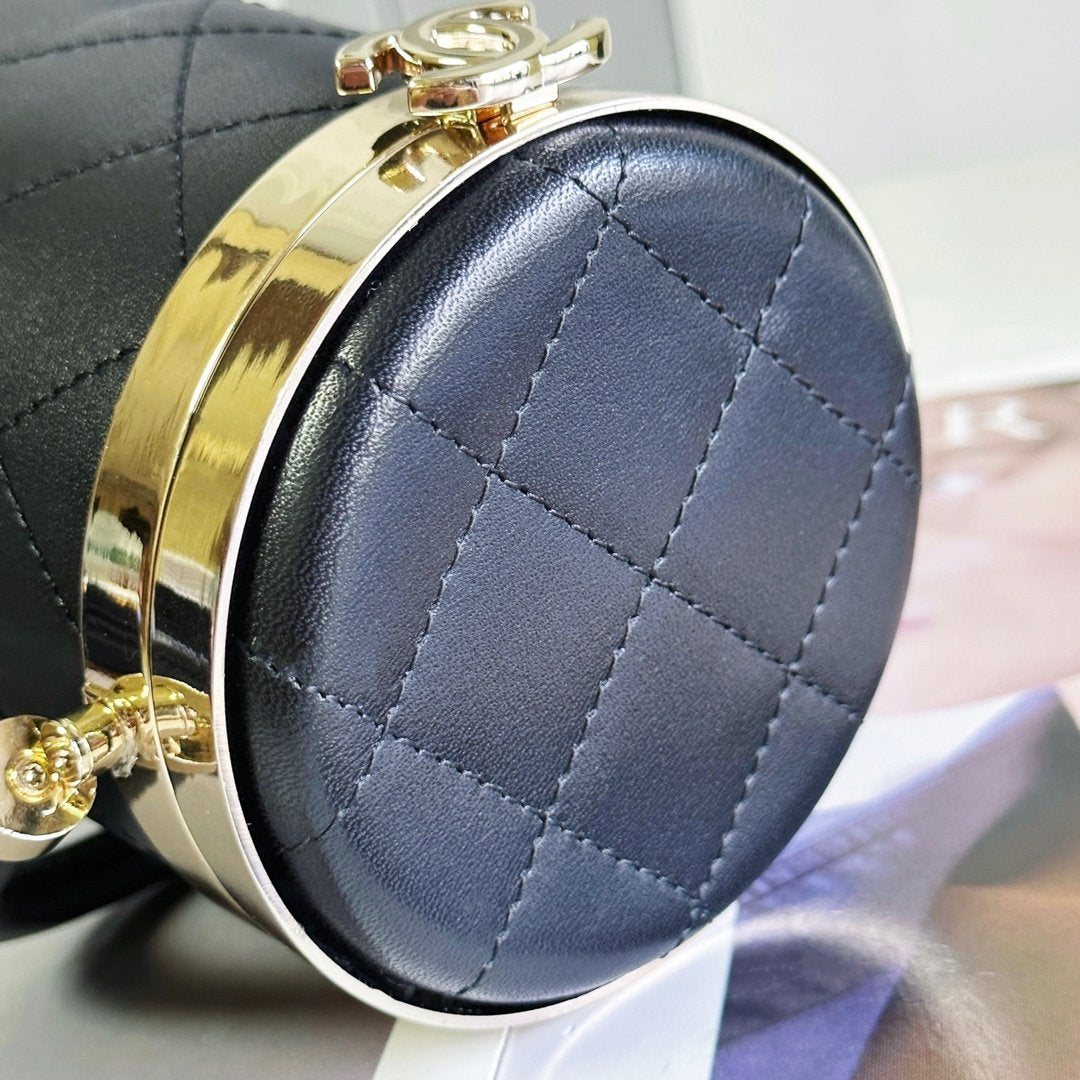 ๐๐ก๐๐ง๐๐ฅ 23 spring/summer cosmetic bag Spot 23 spring and summer super mini cute and cute! A patent leather cosmetic bag with a built-in mirror. Donโt miss it. Itโs super fashionable to carry on one shoulder or in your hand.