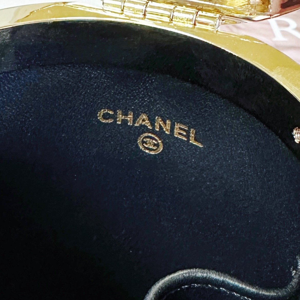 ๐๐ก๐๐ง๐๐ฅ 23 spring/summer cosmetic bag Spot 23 spring and summer super mini cute and cute! A patent leather cosmetic bag with a built-in mirror. Donโt miss it. Itโs super fashionable to carry on one shoulder or in your hand.