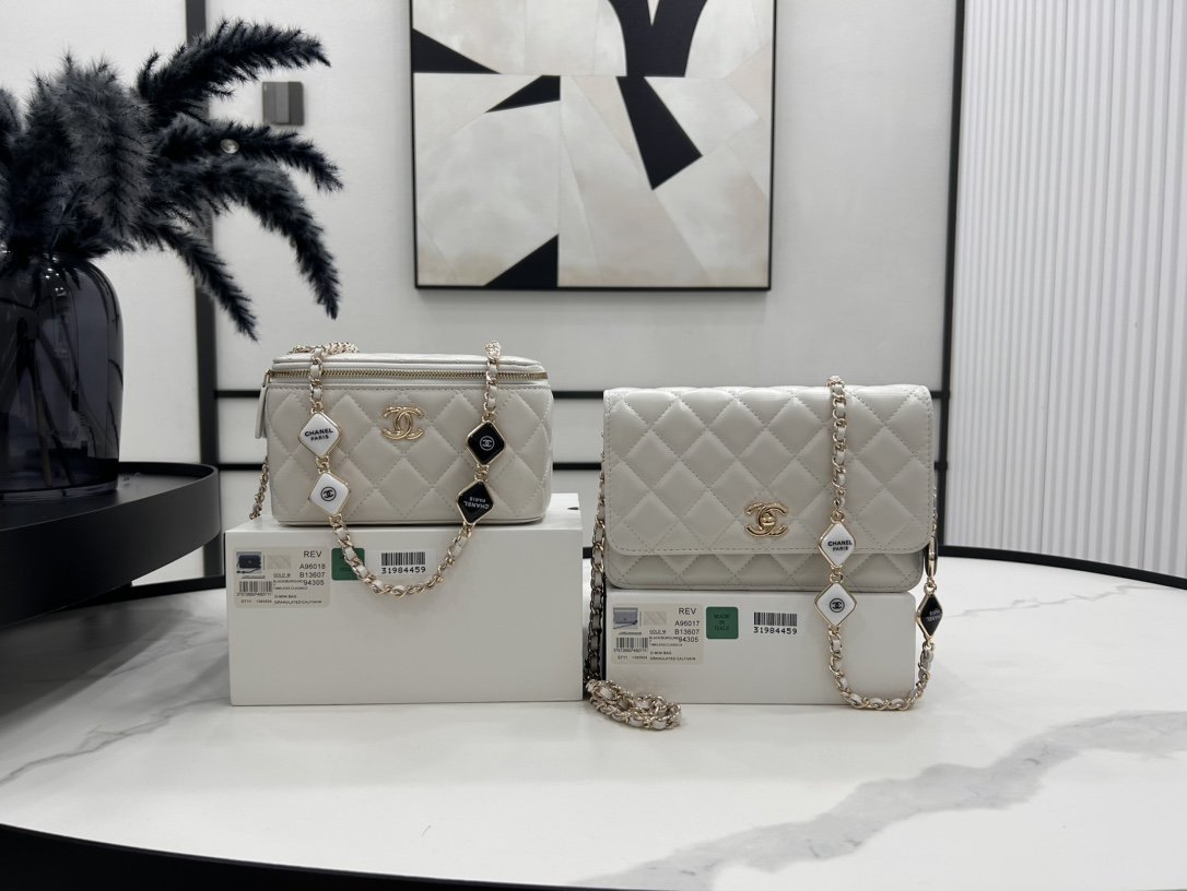 A96017 Chanel 23b