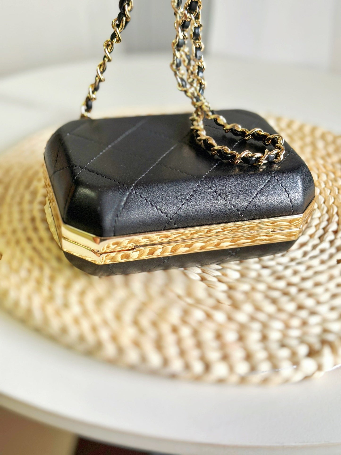 ๐๐ก๐๐ง๐๐ฅ 23 spring/summer cosmetic bag In stock 23 spring and summer, the super mini is cute and cute. Don't miss it. It's super fashionable to carry on one shoulder or in hand.