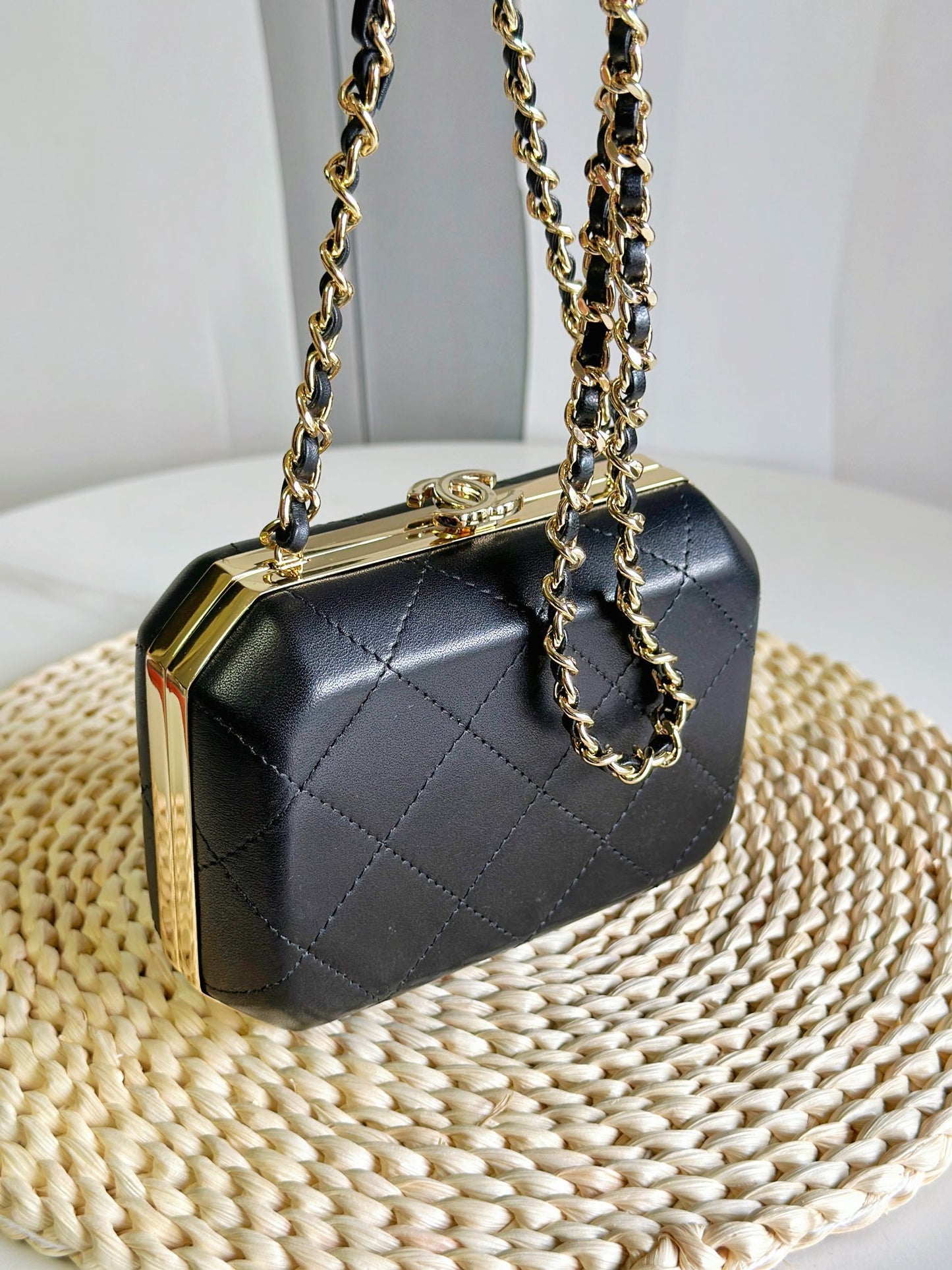 ๐๐ก๐๐ง๐๐ฅ 23 spring/summer cosmetic bag In stock 23 spring and summer, the super mini is cute and cute. Don't miss it. It's super fashionable to carry on one shoulder or in hand.