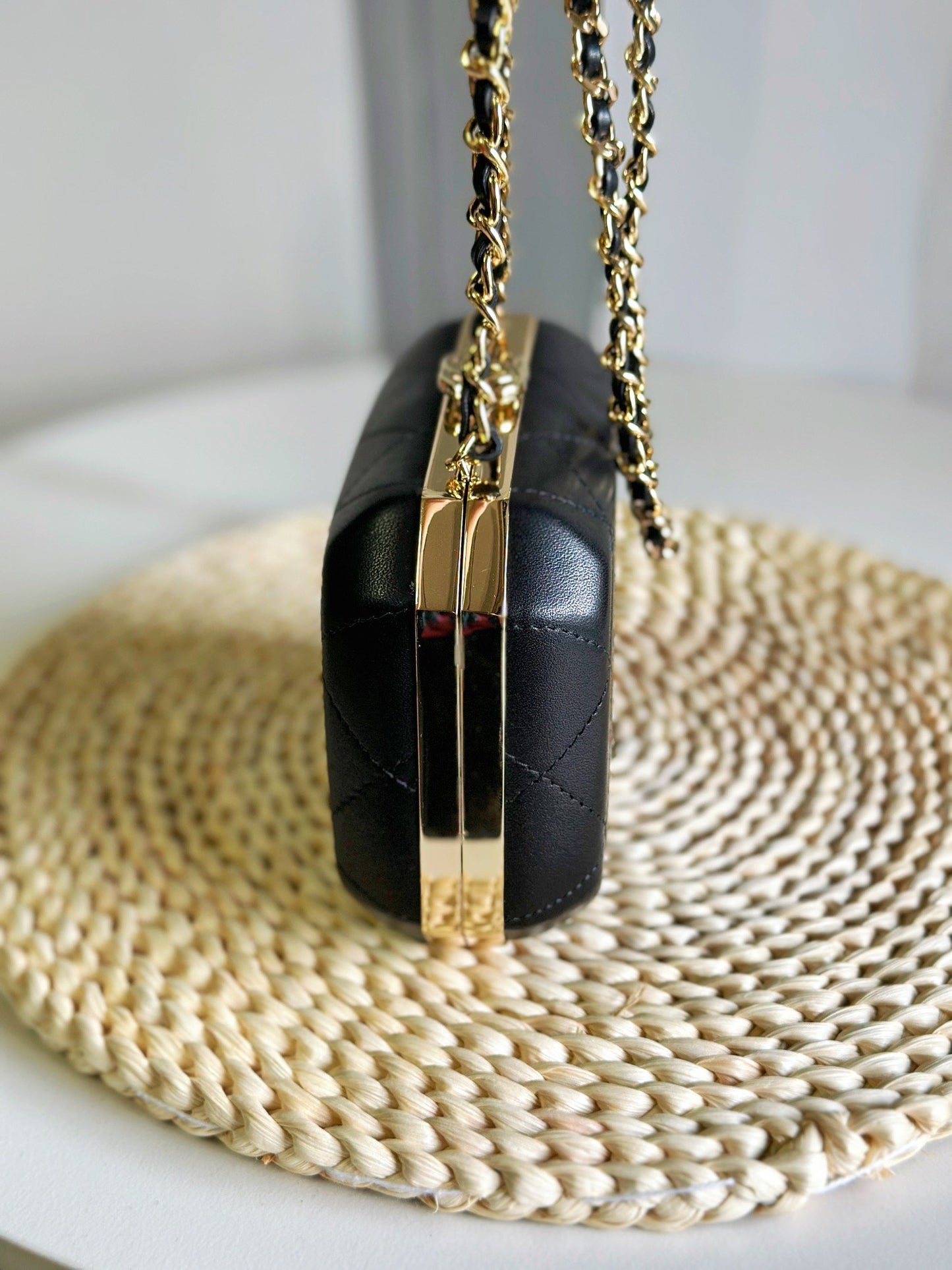 ๐๐ก๐๐ง๐๐ฅ 23 spring/summer cosmetic bag In stock 23 spring and summer, the super mini is cute and cute. Don't miss it. It's super fashionable to carry on one shoulder or in hand.