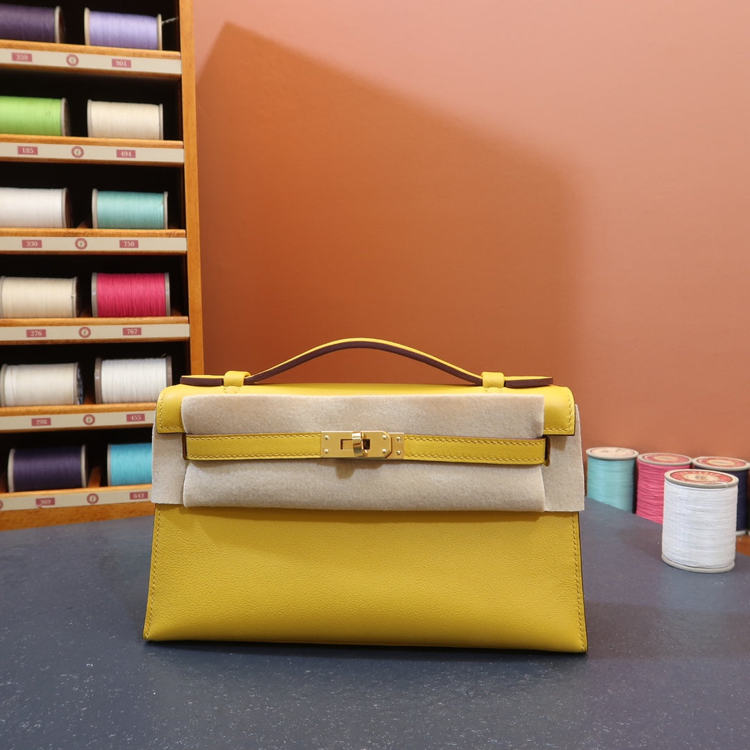 KL, 22cmswift: amber yellow