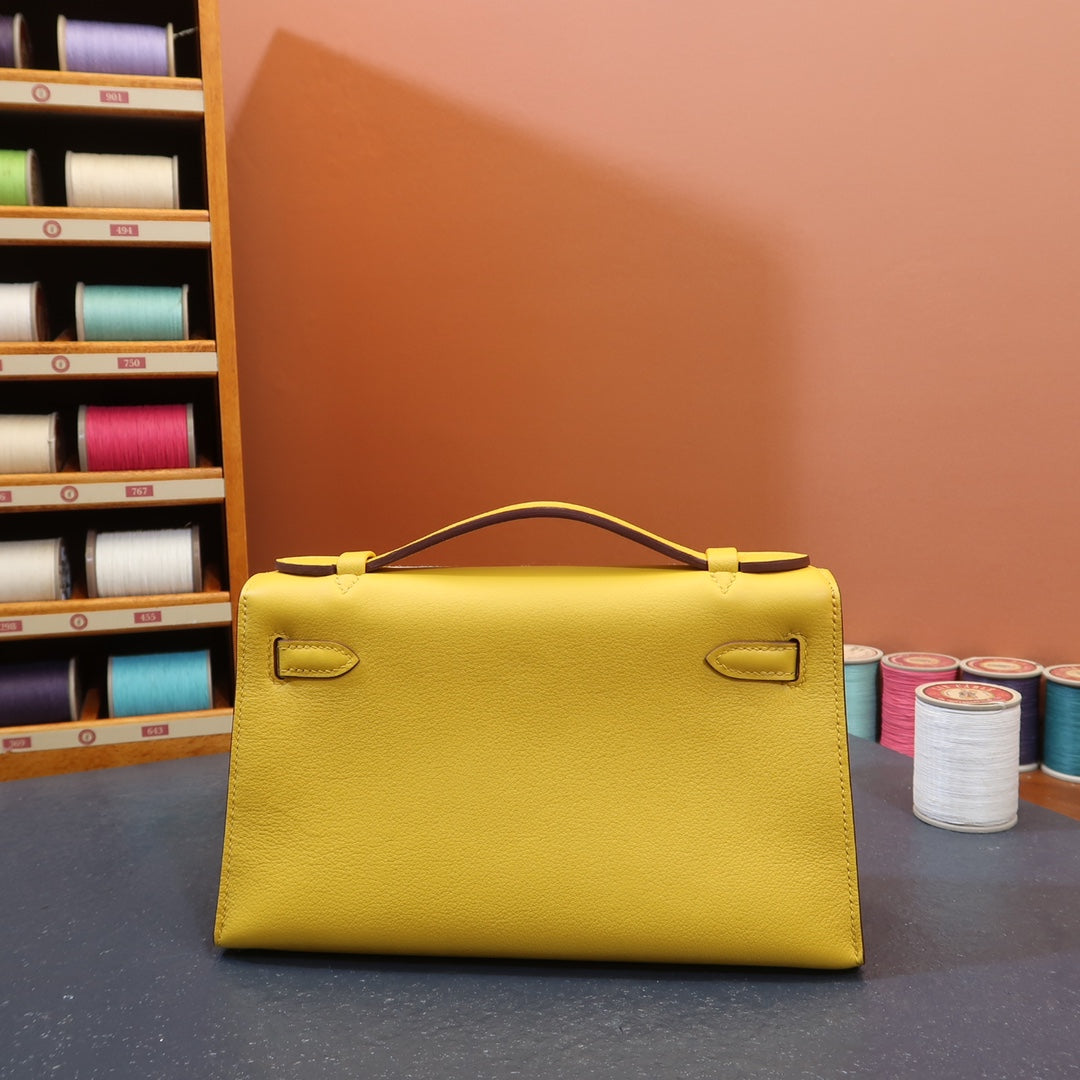 KL, 22cmswift: amber yellow