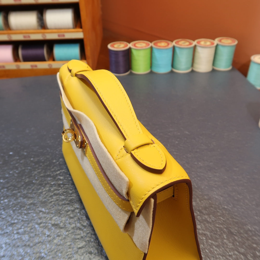 KL, 22cmswift: amber yellow