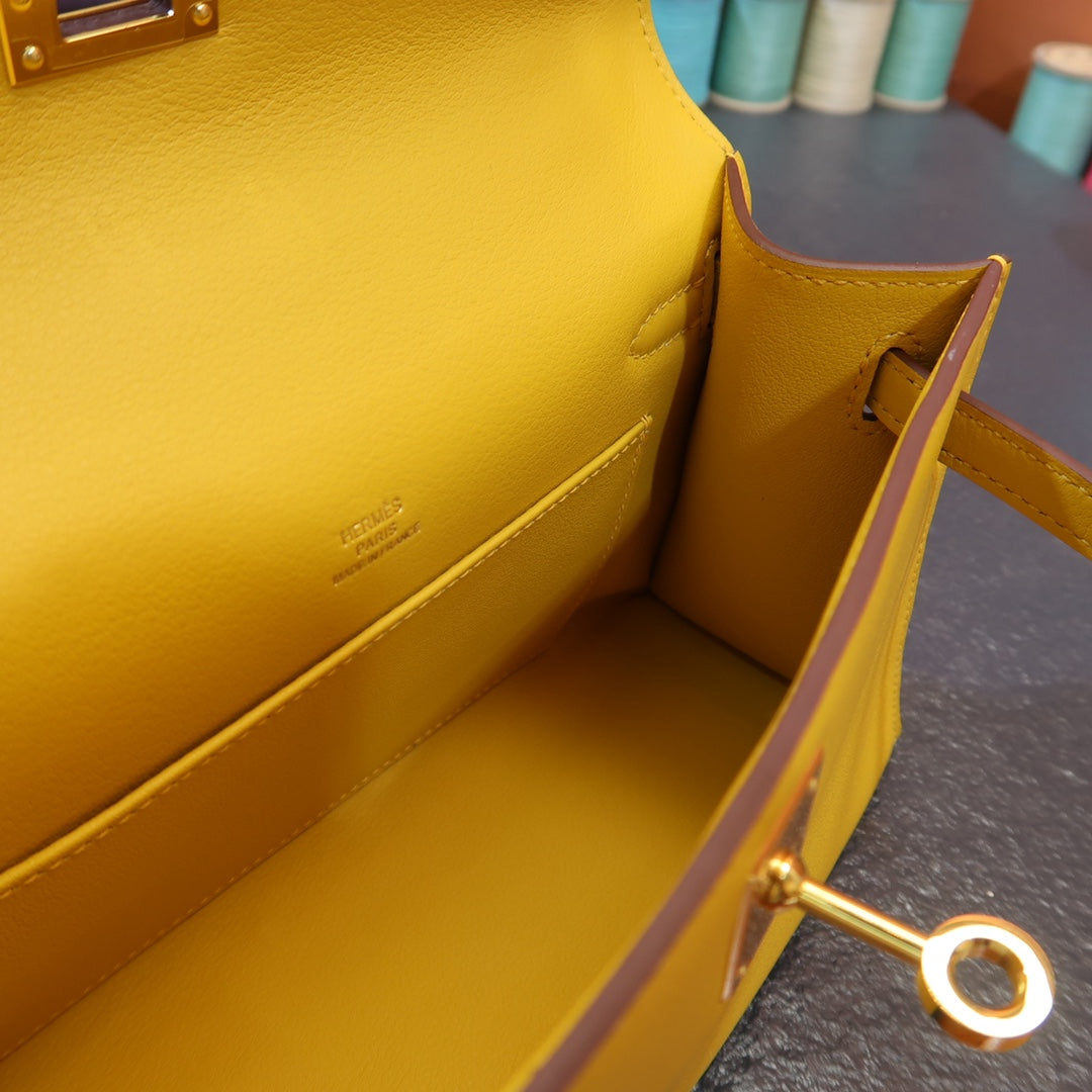 KL, 22cmswift: amber yellow