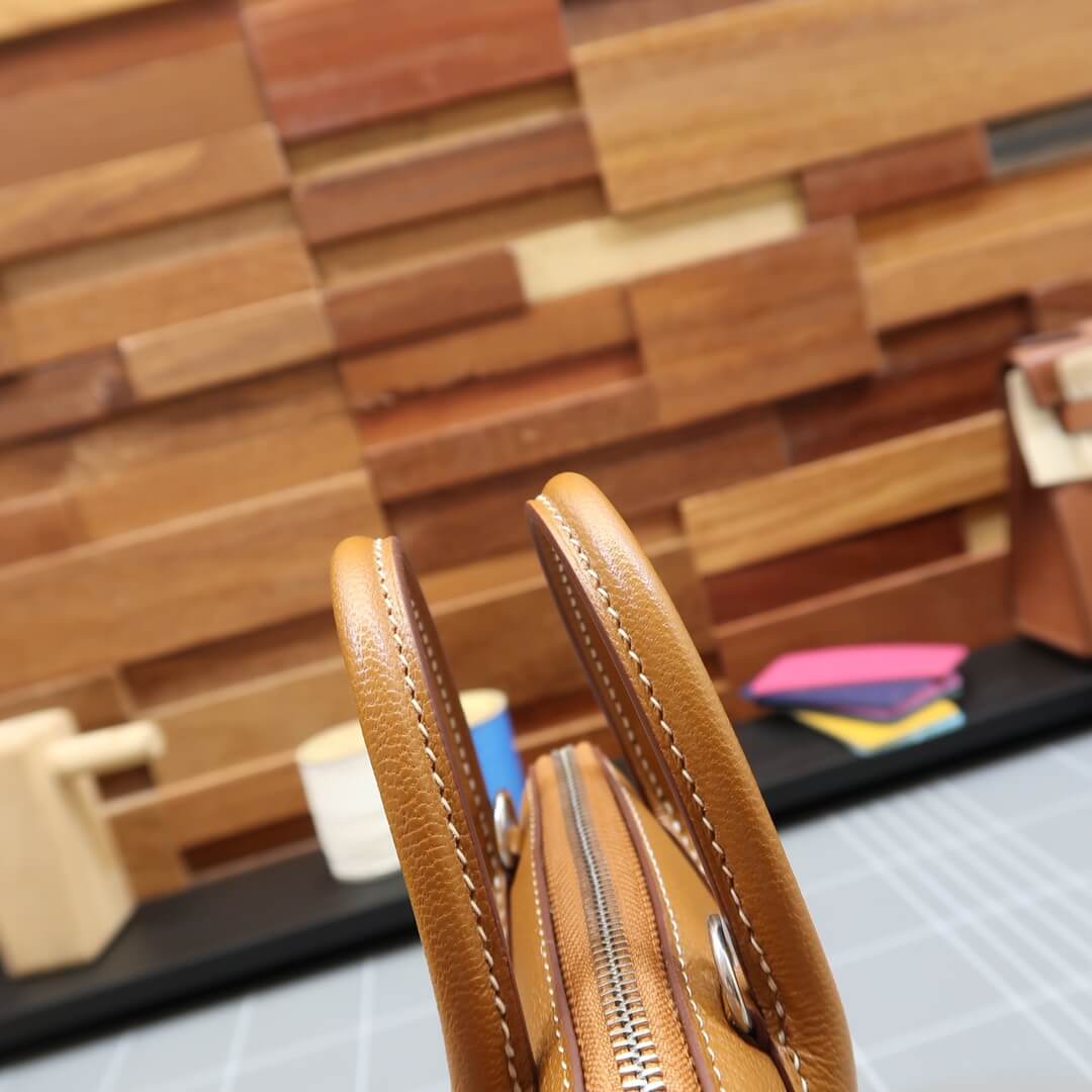 Mini bolide: golden brown