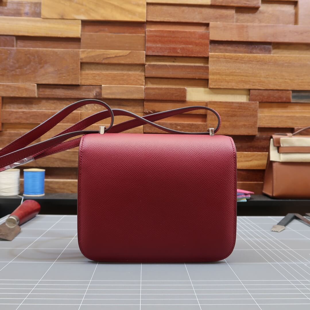 Constance:wine red
