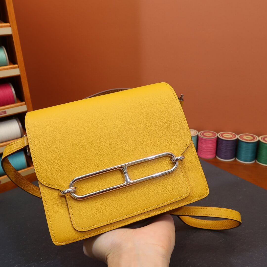 Roulis: amber yellow