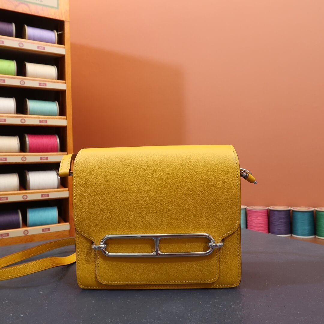 Roulis: amber yellow