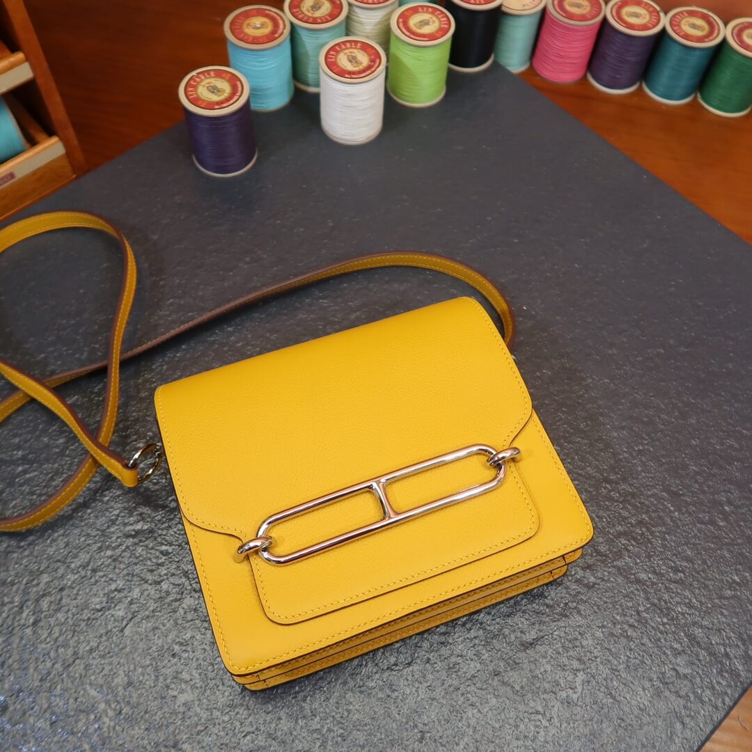 Roulis: amber yellow