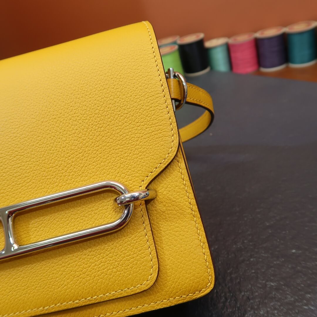 Roulis: amber yellow