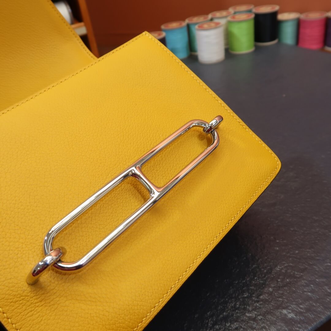 Roulis: amber yellow