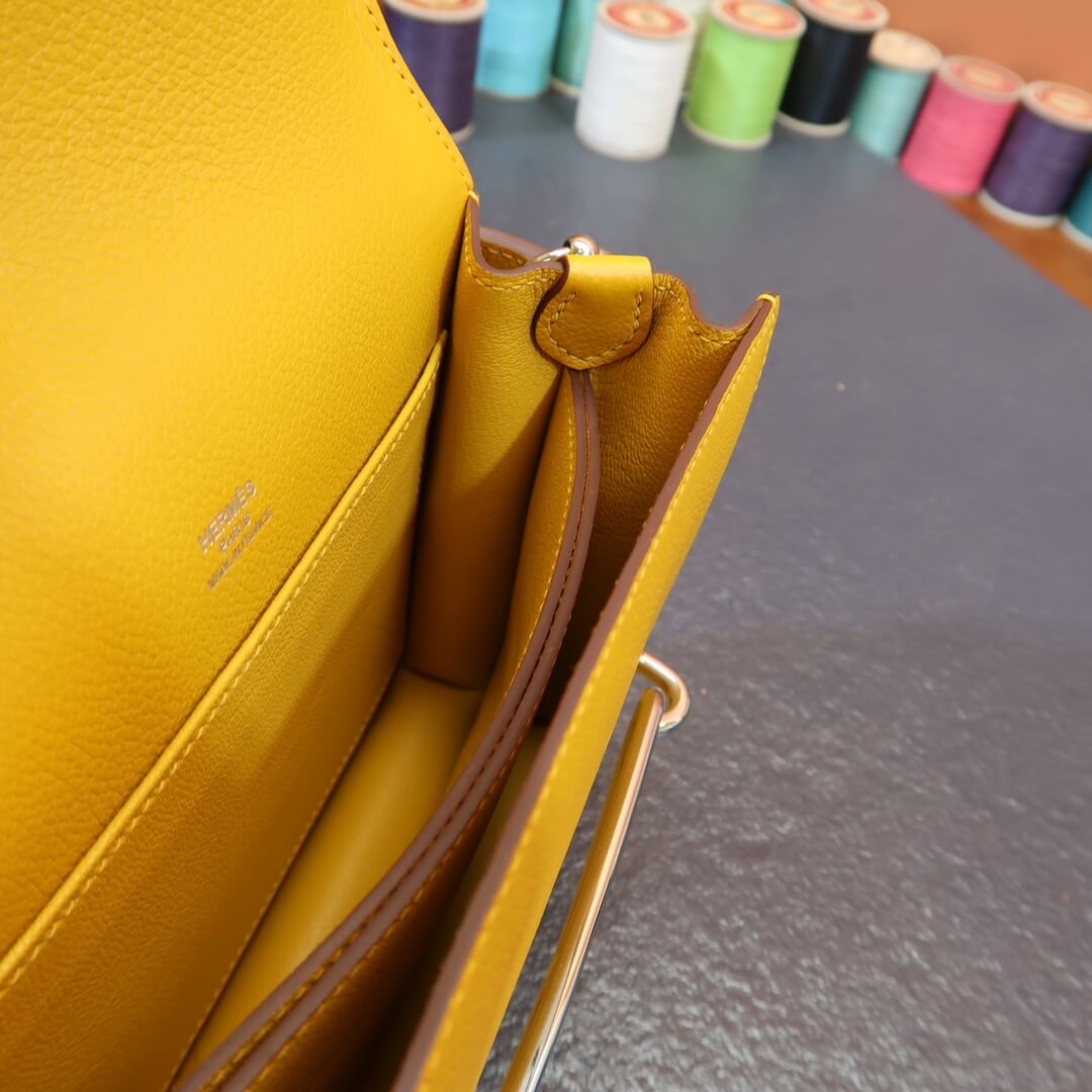 Roulis: amber yellow