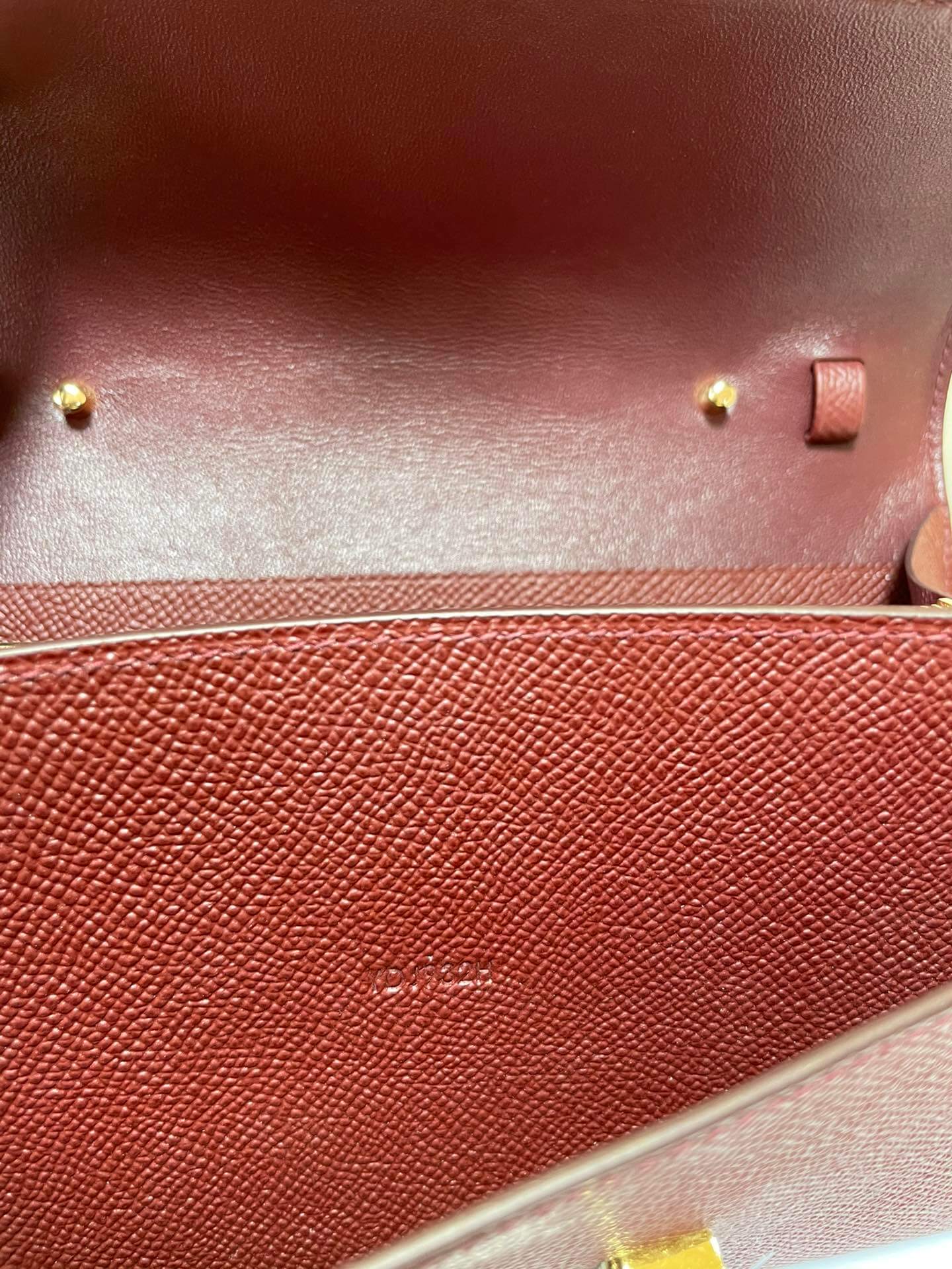 ConstanceTo Go: wine red