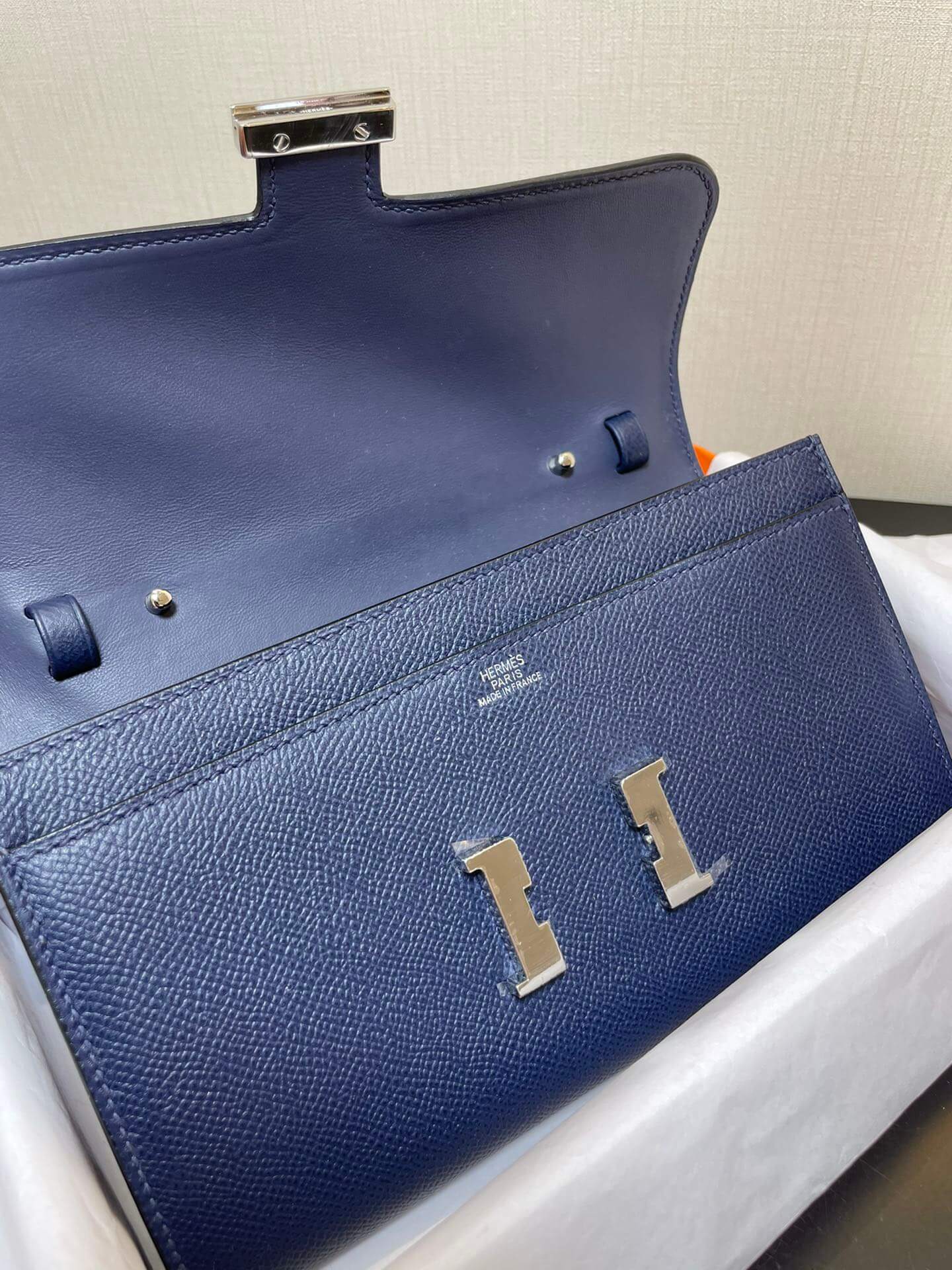 ConstanceTo Go: Dark blue