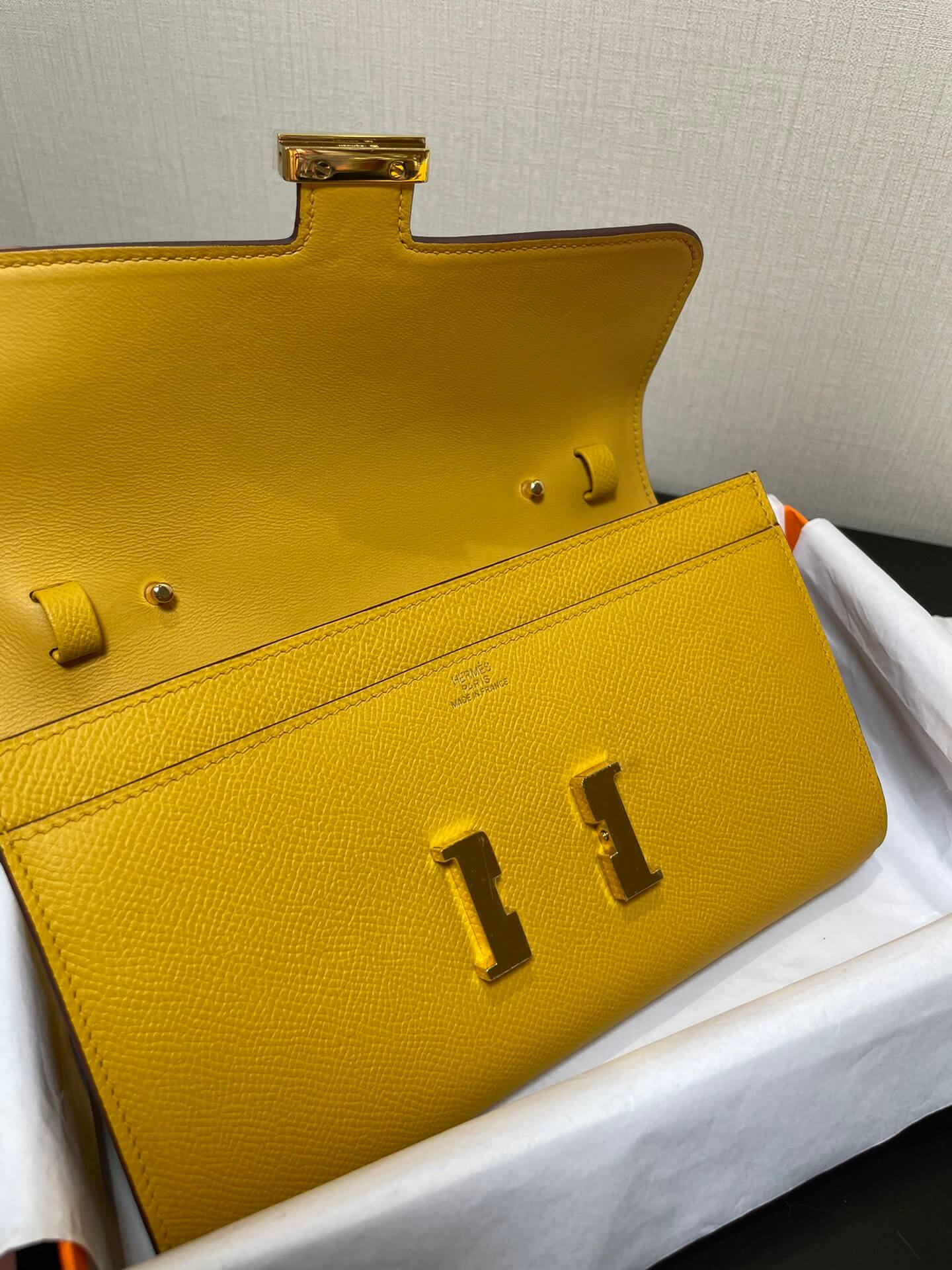 ConstanceTo Go: Amber Yellow