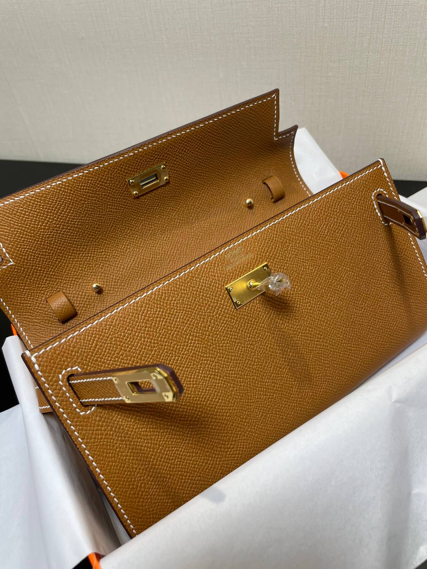 kelly woc: golden brown