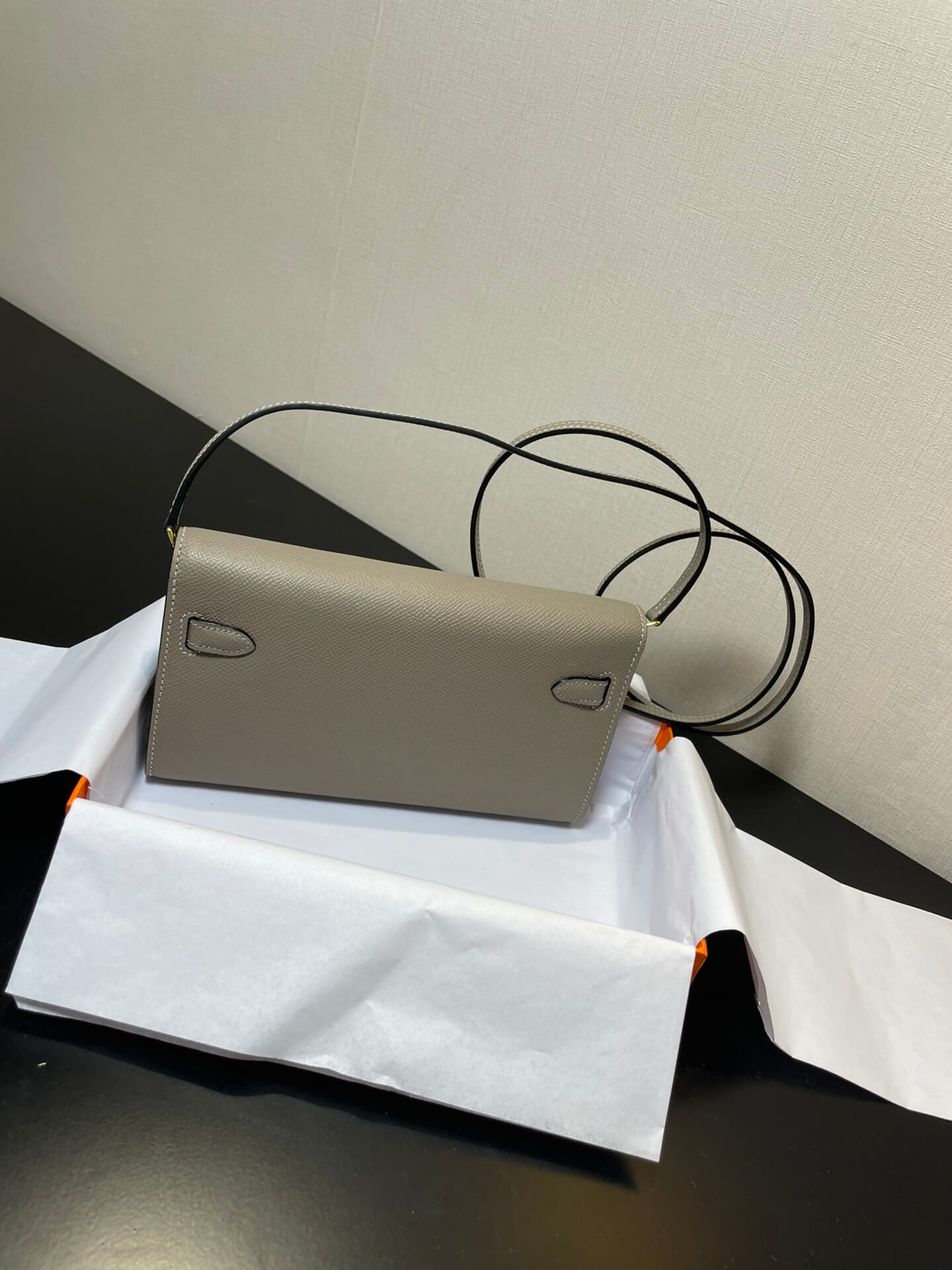 kelly woc: asphalt gray