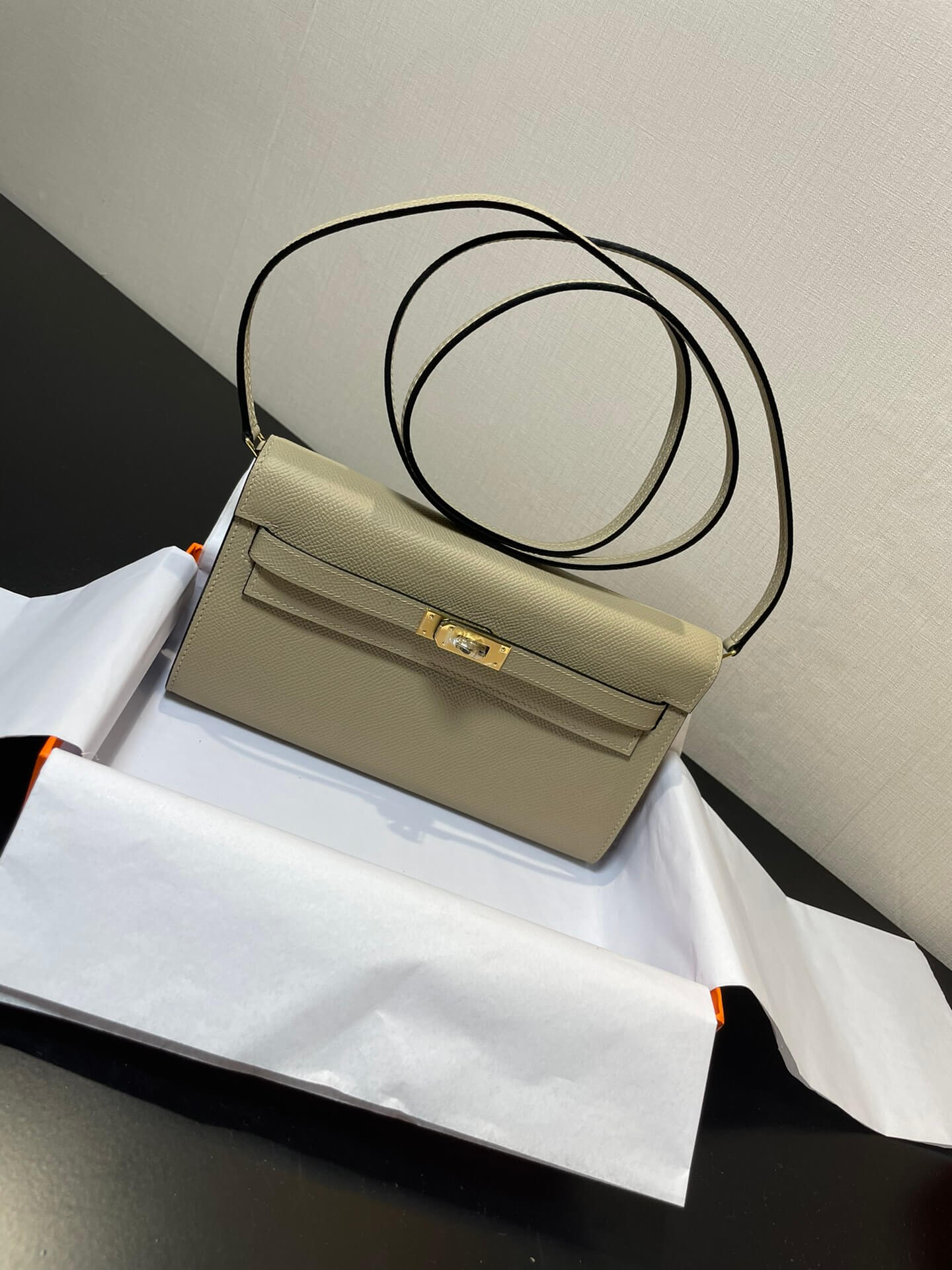 kelly woc: windbreaker gray
