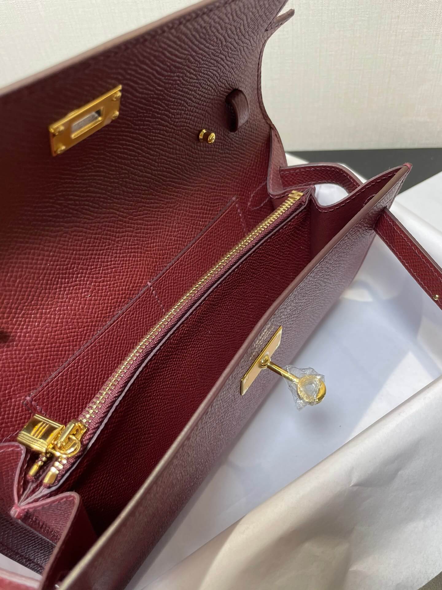 kelly woc:wine red