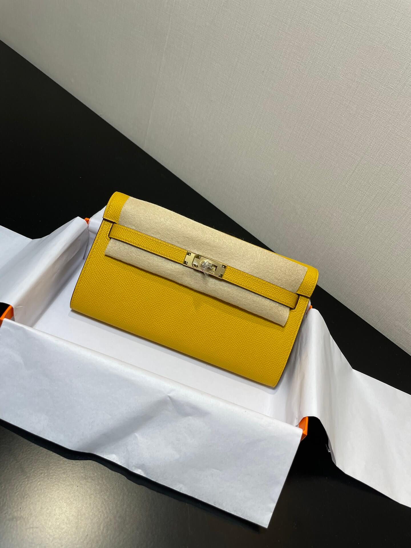 kelly woc: amber yellow
