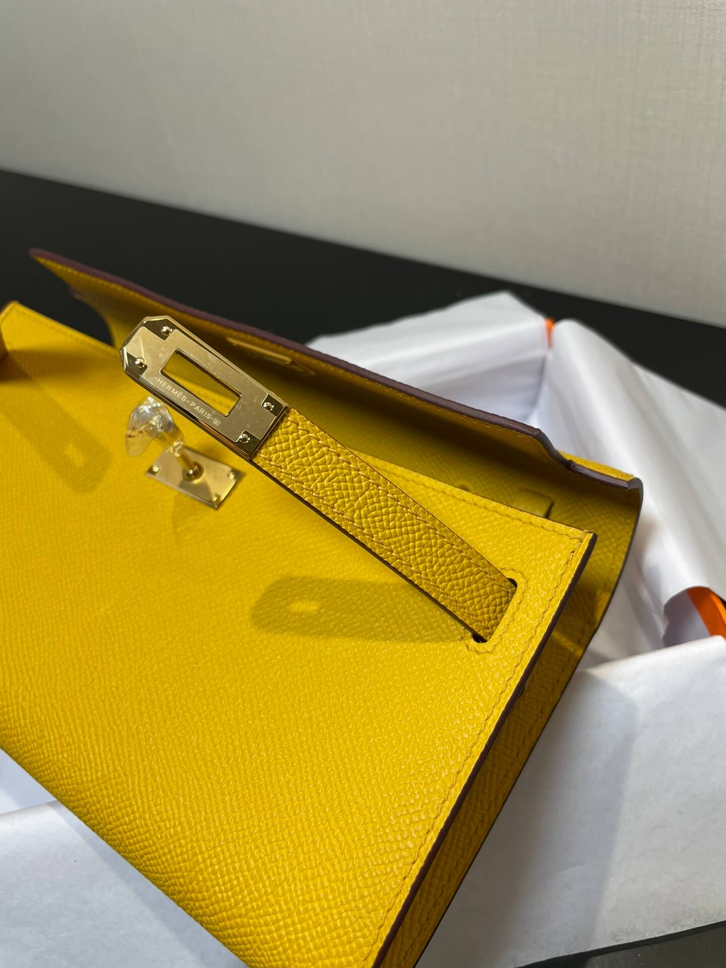 kelly woc: amber yellow