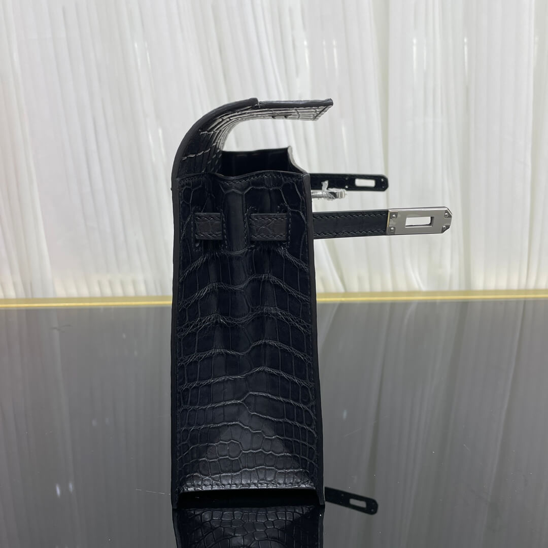 Matte crocodile belly, silver buckle hardware, dance bag size; 22X17X7๐