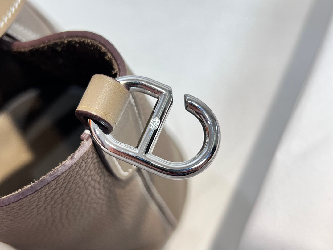 ๐๐ง ๐ญ๐ก๐ ๐ฅ๐จ๐จ๐ฉ / ๐ฉ๐ข๐๐จ๐ญ๐ข๐ง18: Elephant gray