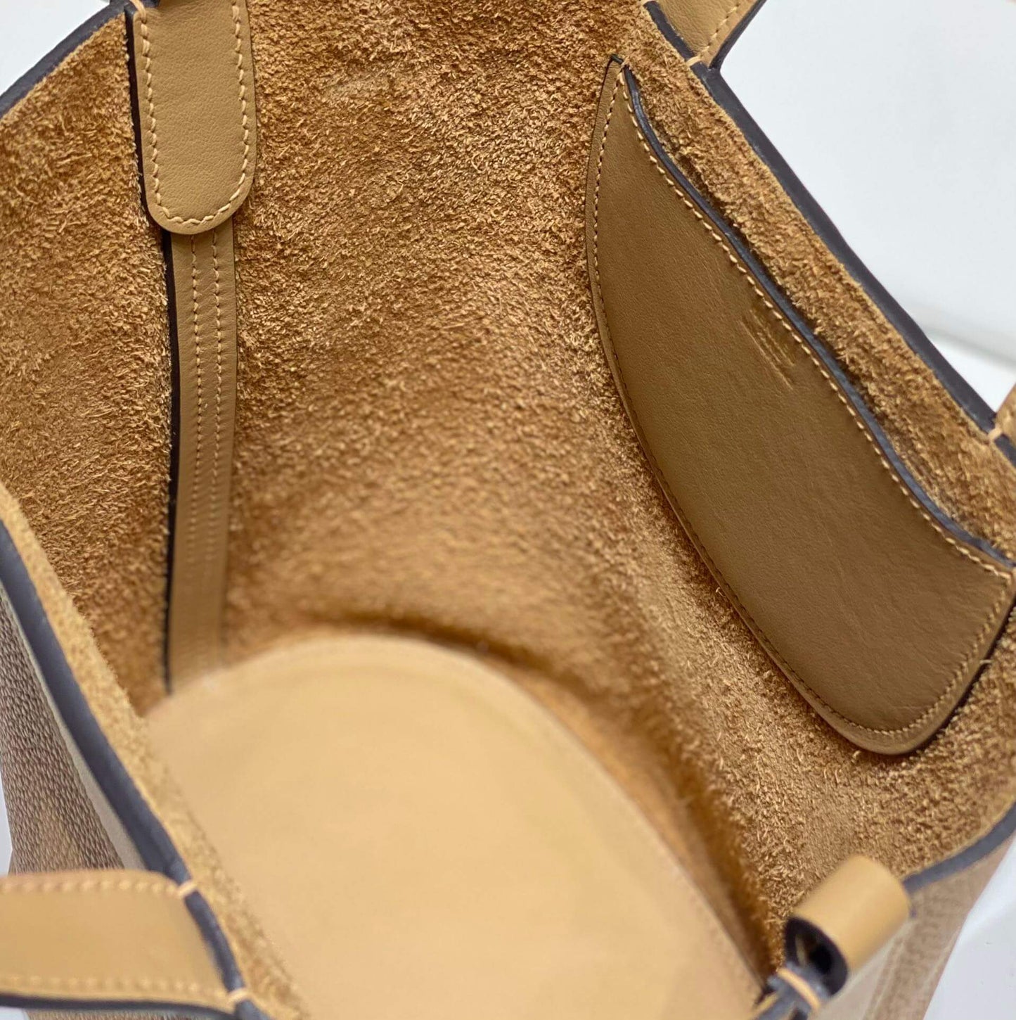 ๐๐ง ๐ญ๐ก๐ ๐ฅ๐จ๐จ๐ฉ / ๐ฉ๐ข๐๐จ๐ญ๐ข๐ง18: biscuit color